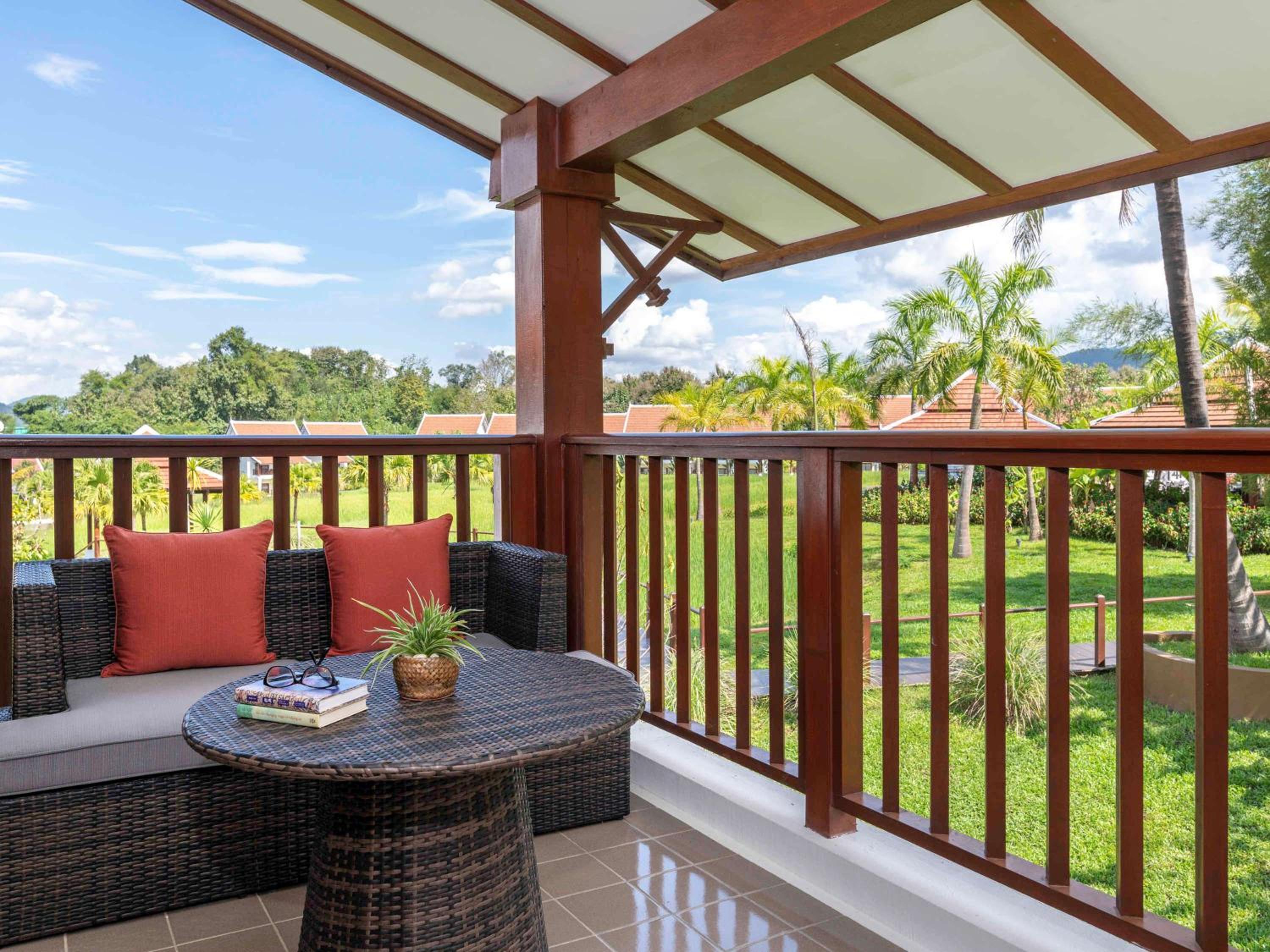 Deluxe King Suite with Garden or Mountain View