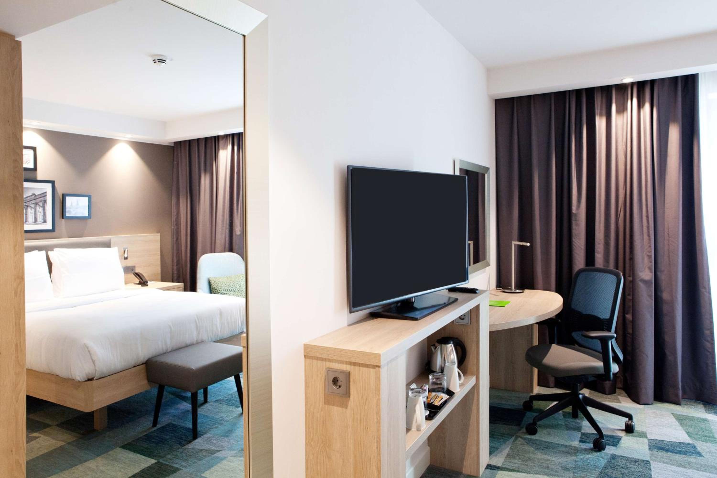 Connecting Queen Family Room