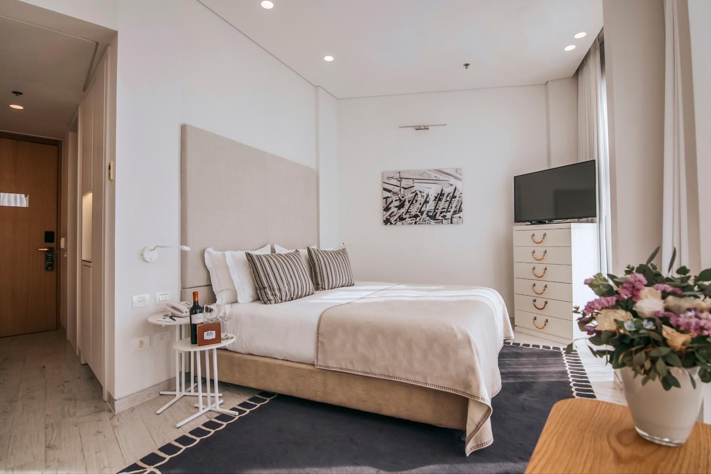Deluxe Double or Twin Room with City View
