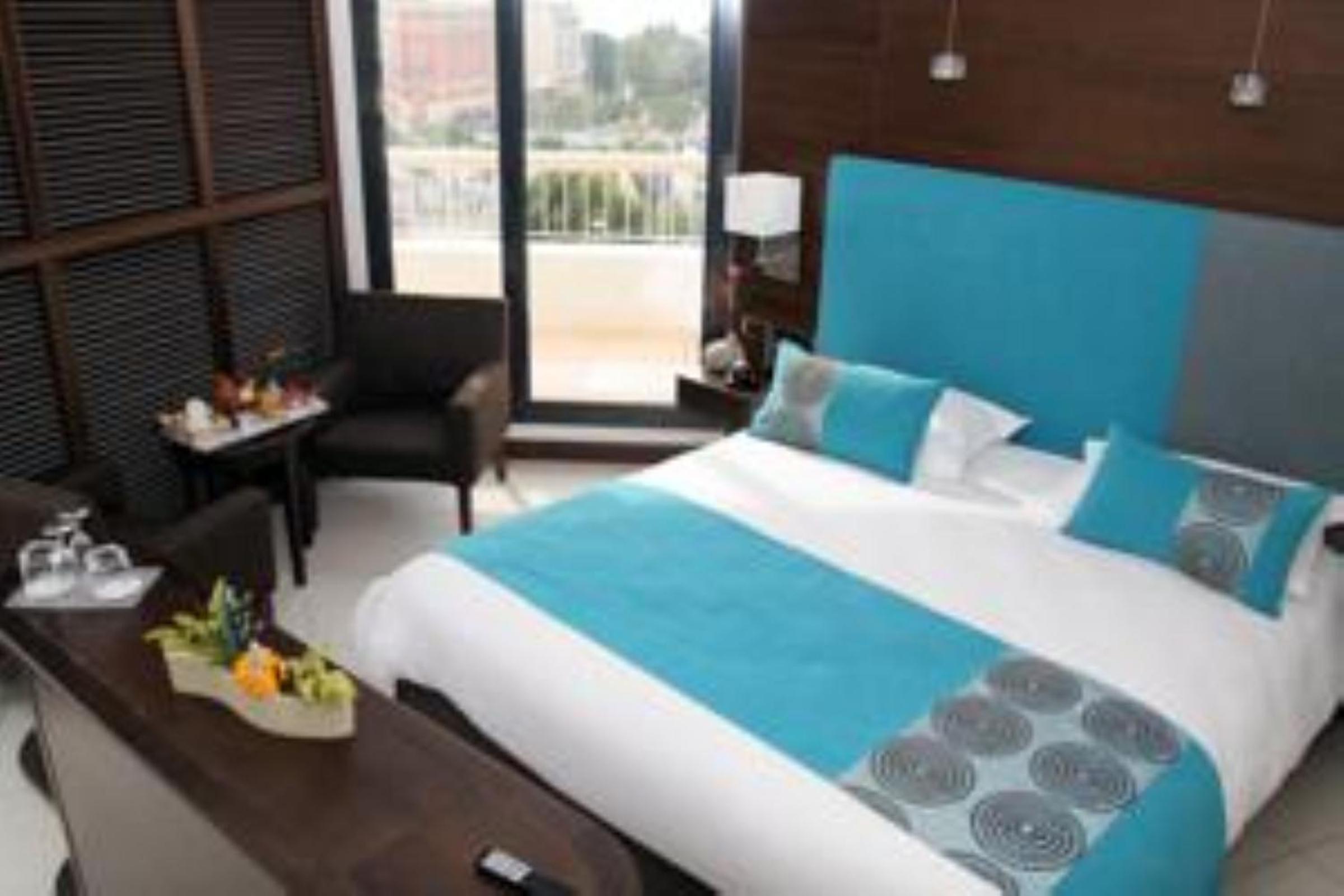 Deluxe Suite with Partial Sea View