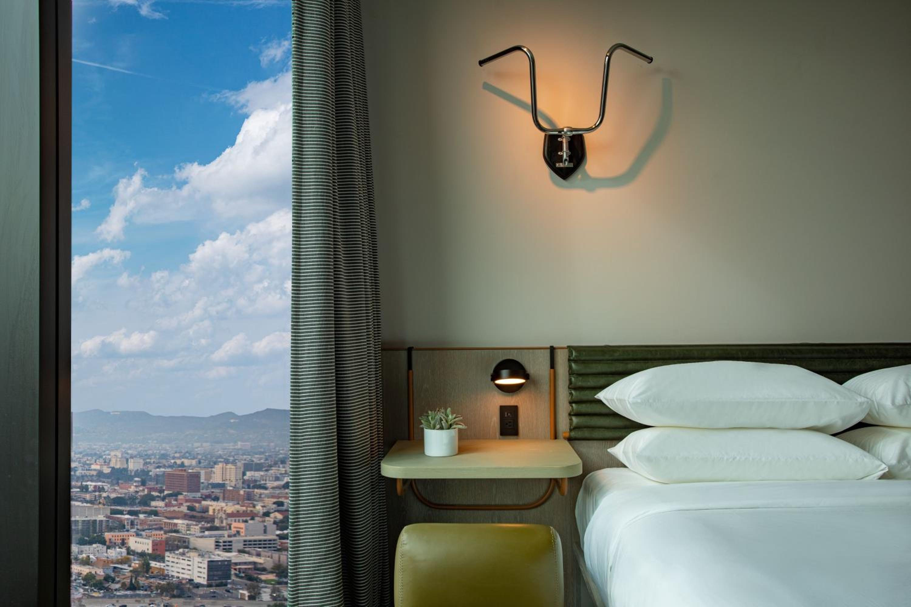 Corner King Room with City View