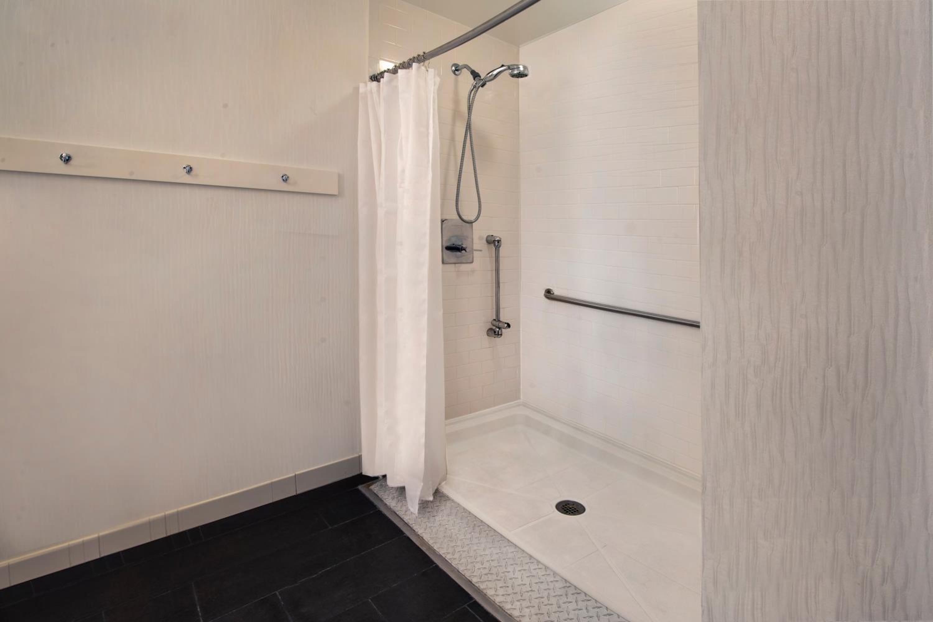 Traditional Standard King Room - Mobility/Hearing Accessible With Roll-In Shower
