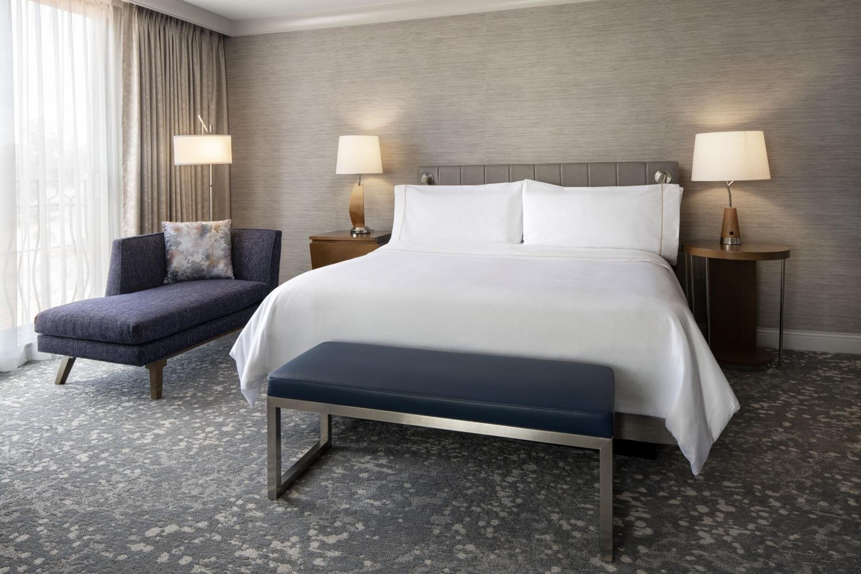 1 Bedroom Suite, 1 King, Sofa bed, High floor