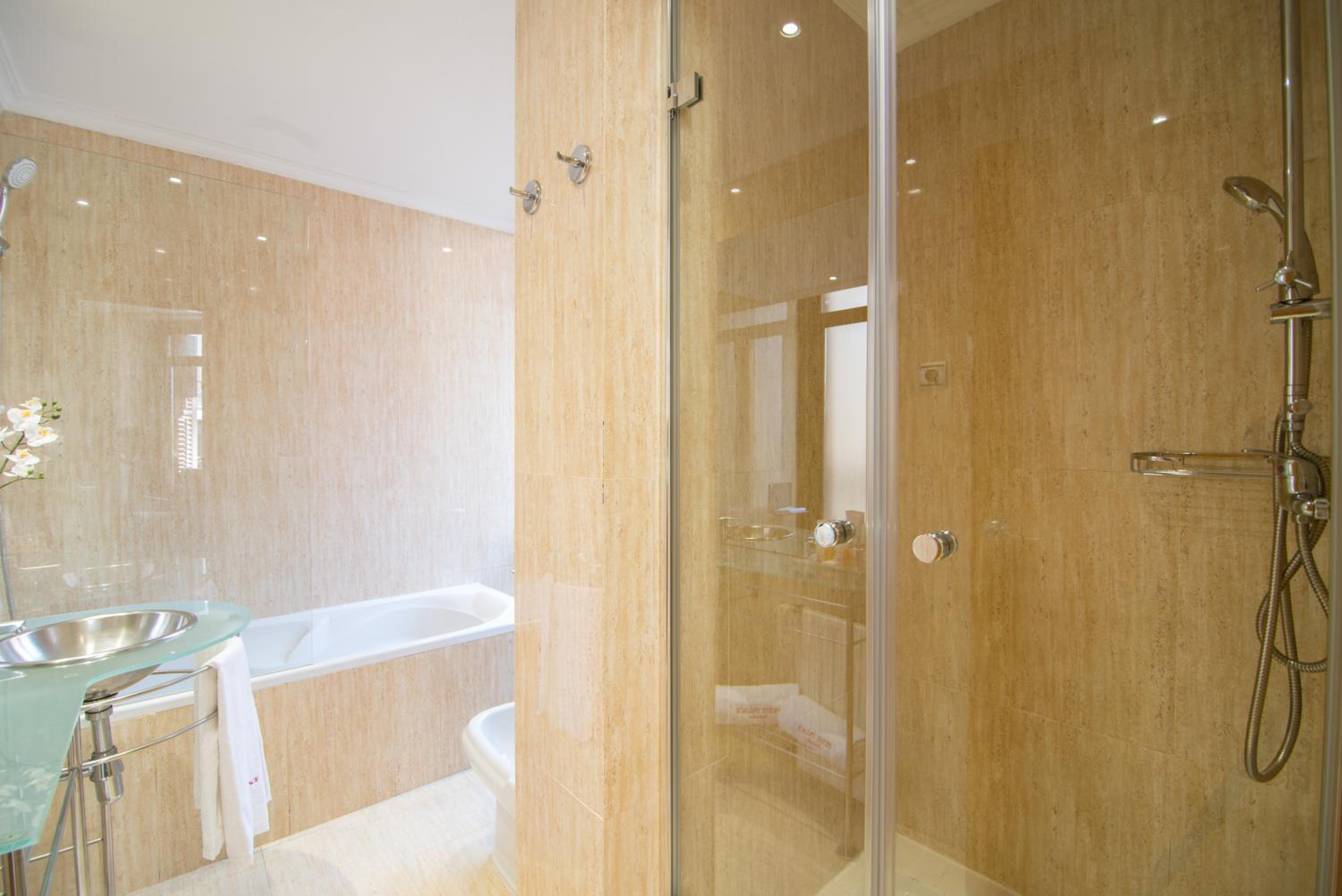 Deluxe King Room with City View
