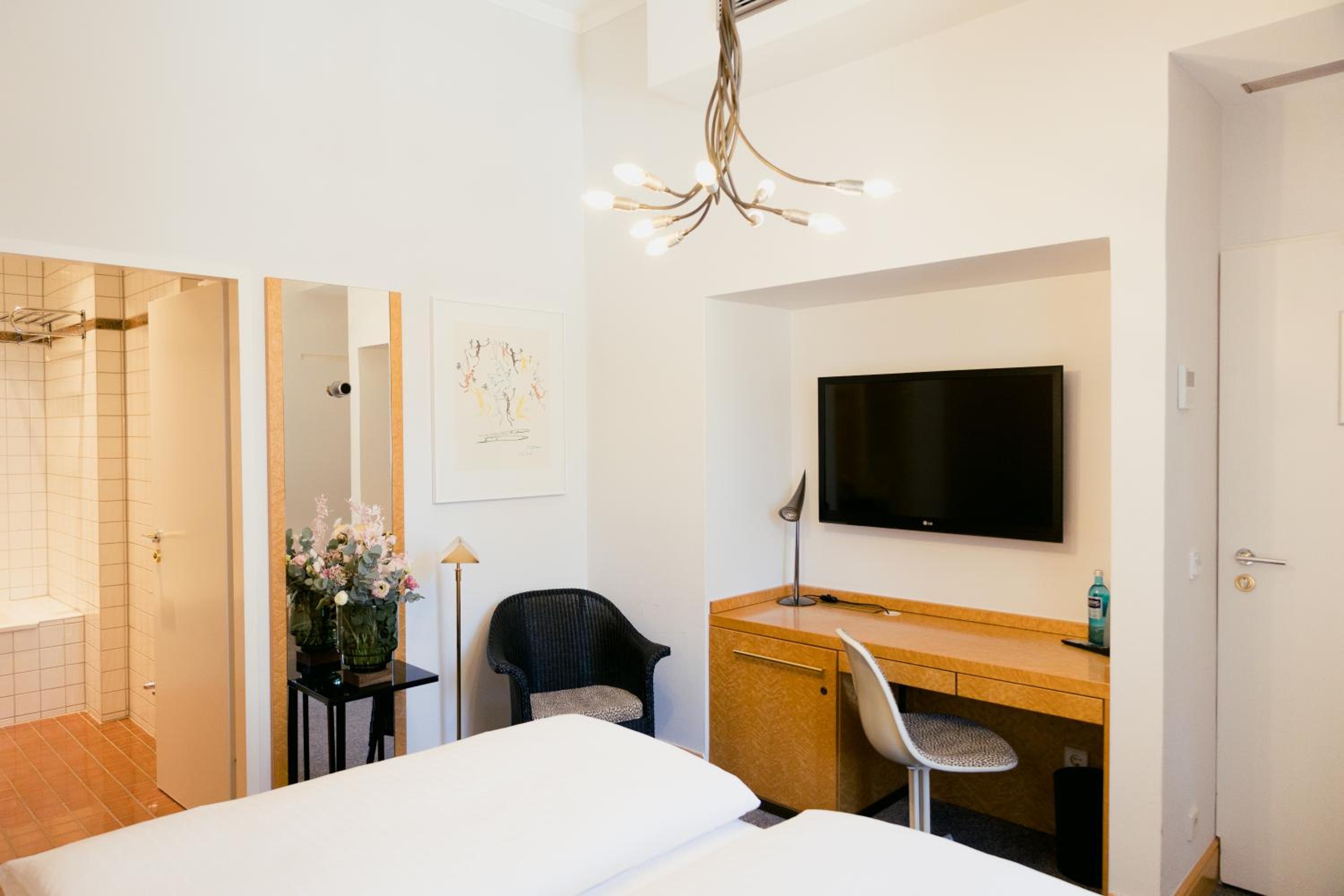 Standard Double Room (bed size 63 in)