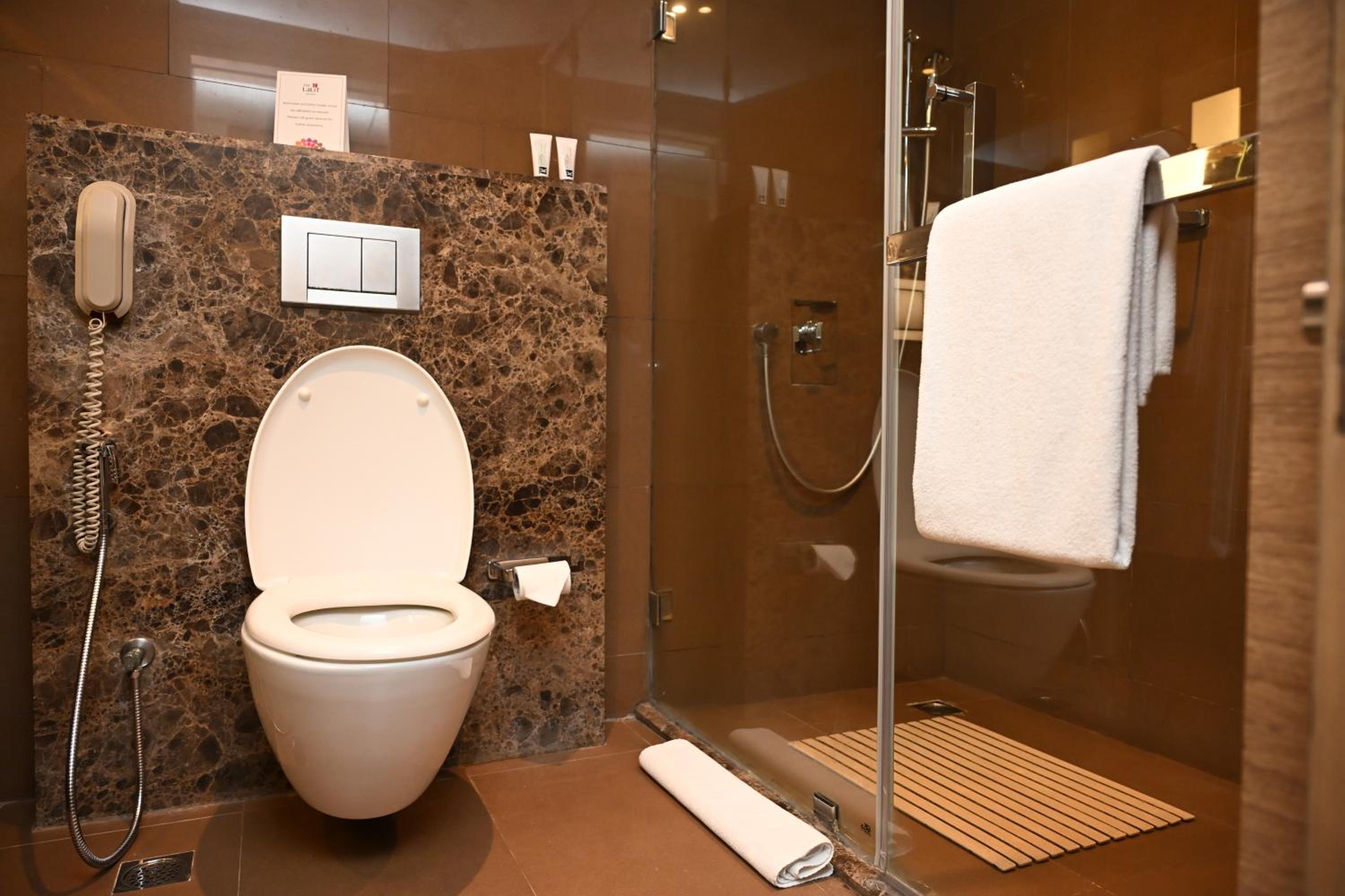 Luxury Room - 10% discount on Food & soft beverages, Laundry & Spa