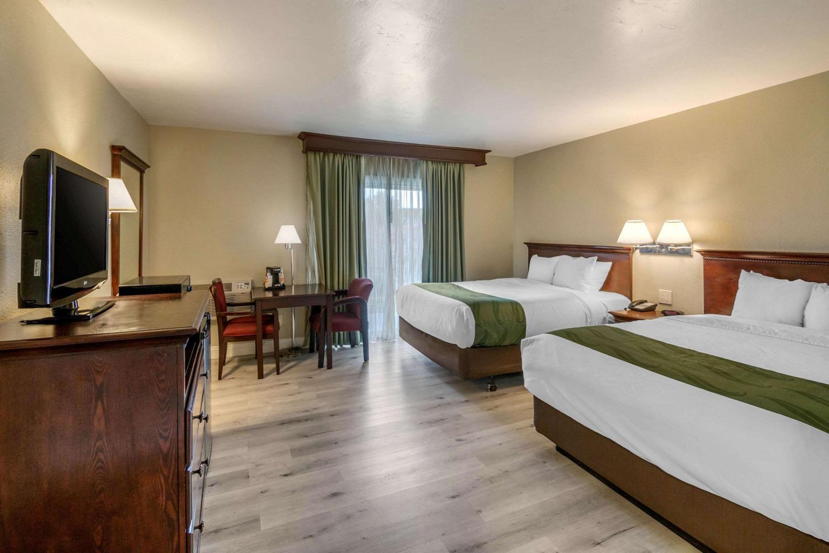 Deluxe Room, 2 Queen Beds, Accessible Roll-In Shower, Kitchenette, Non Smoking