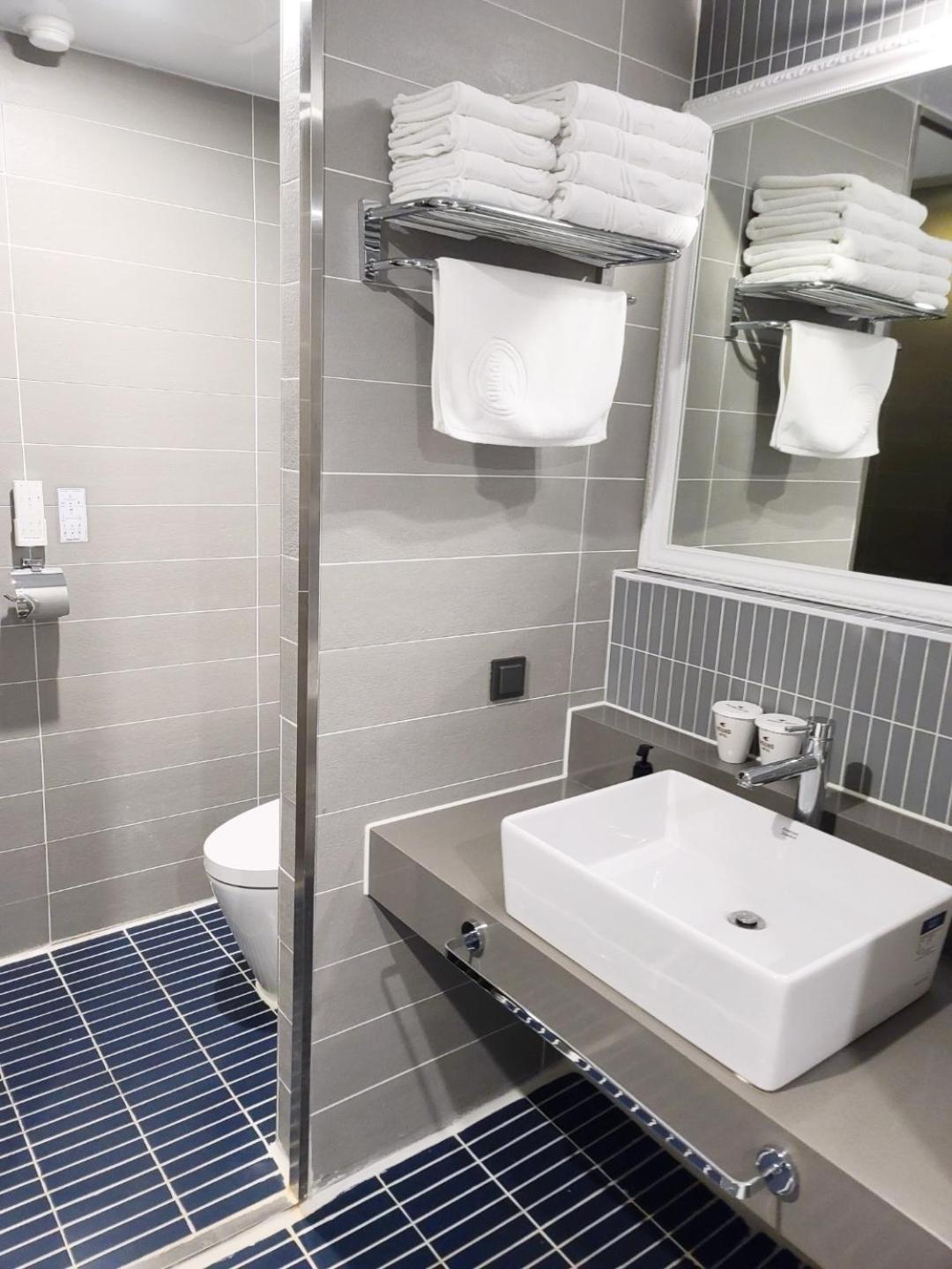 Quadruple Family Room with Free access to Rooftop pool