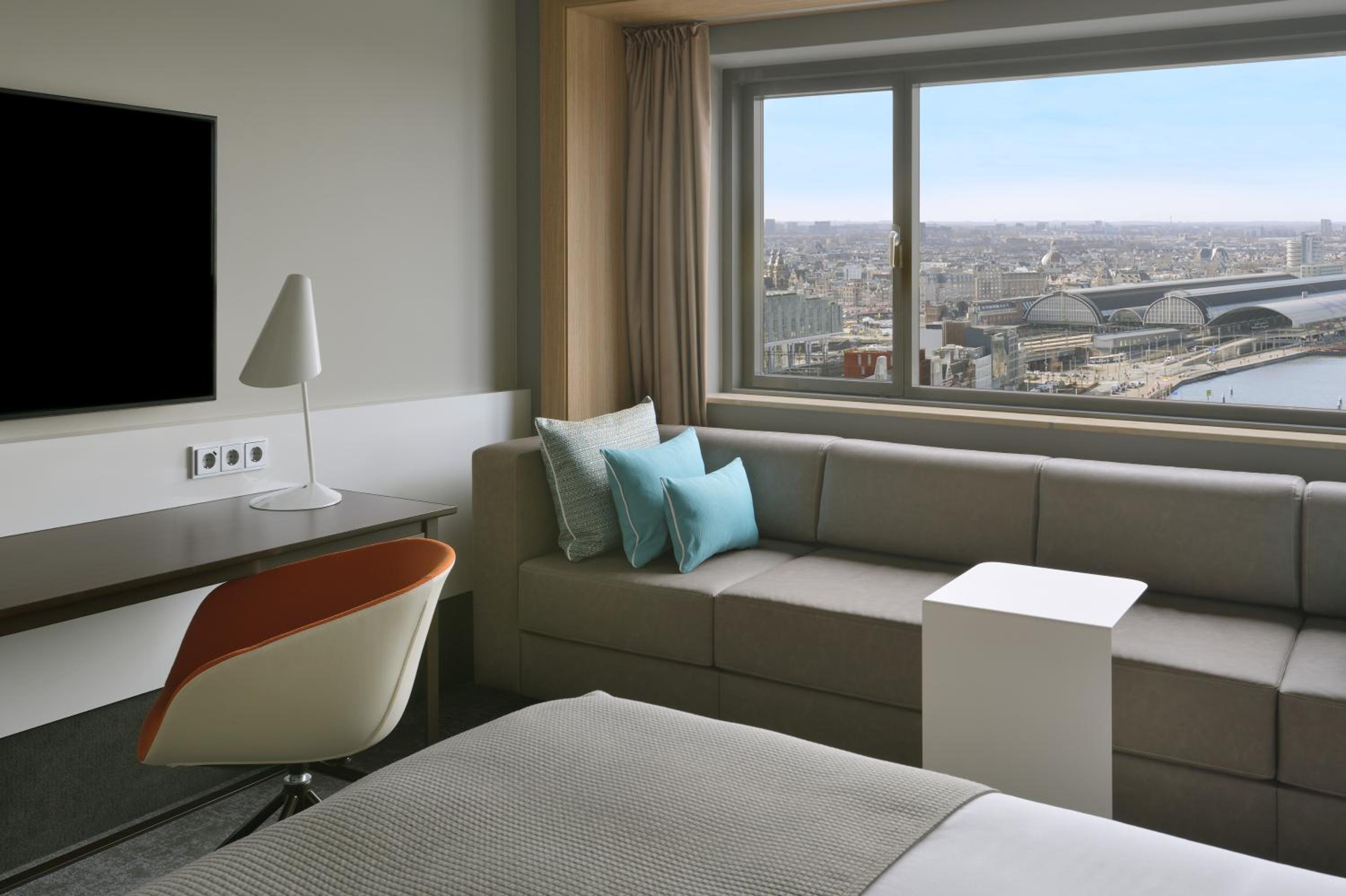 Superior King Room with View