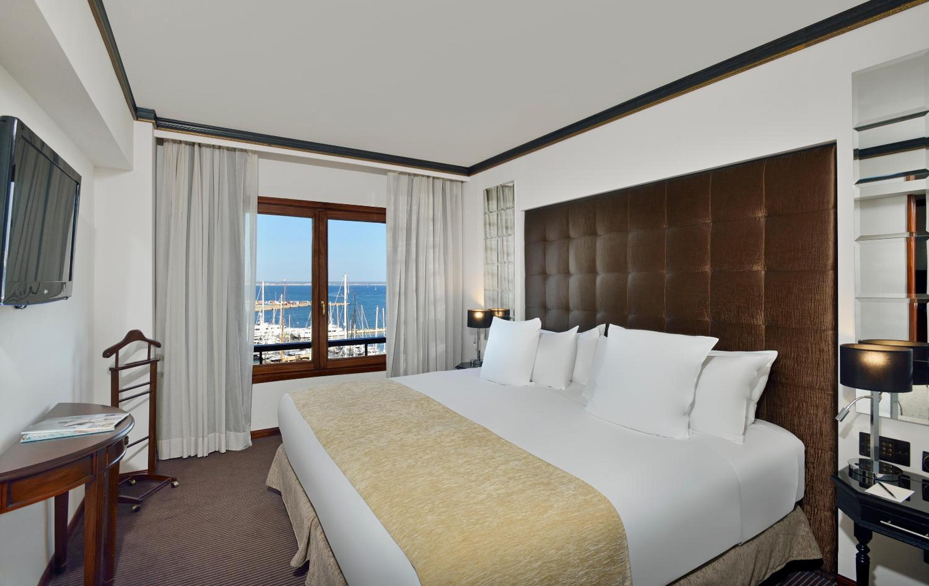 Red Level Junior Suite with Sea and Cathedral View