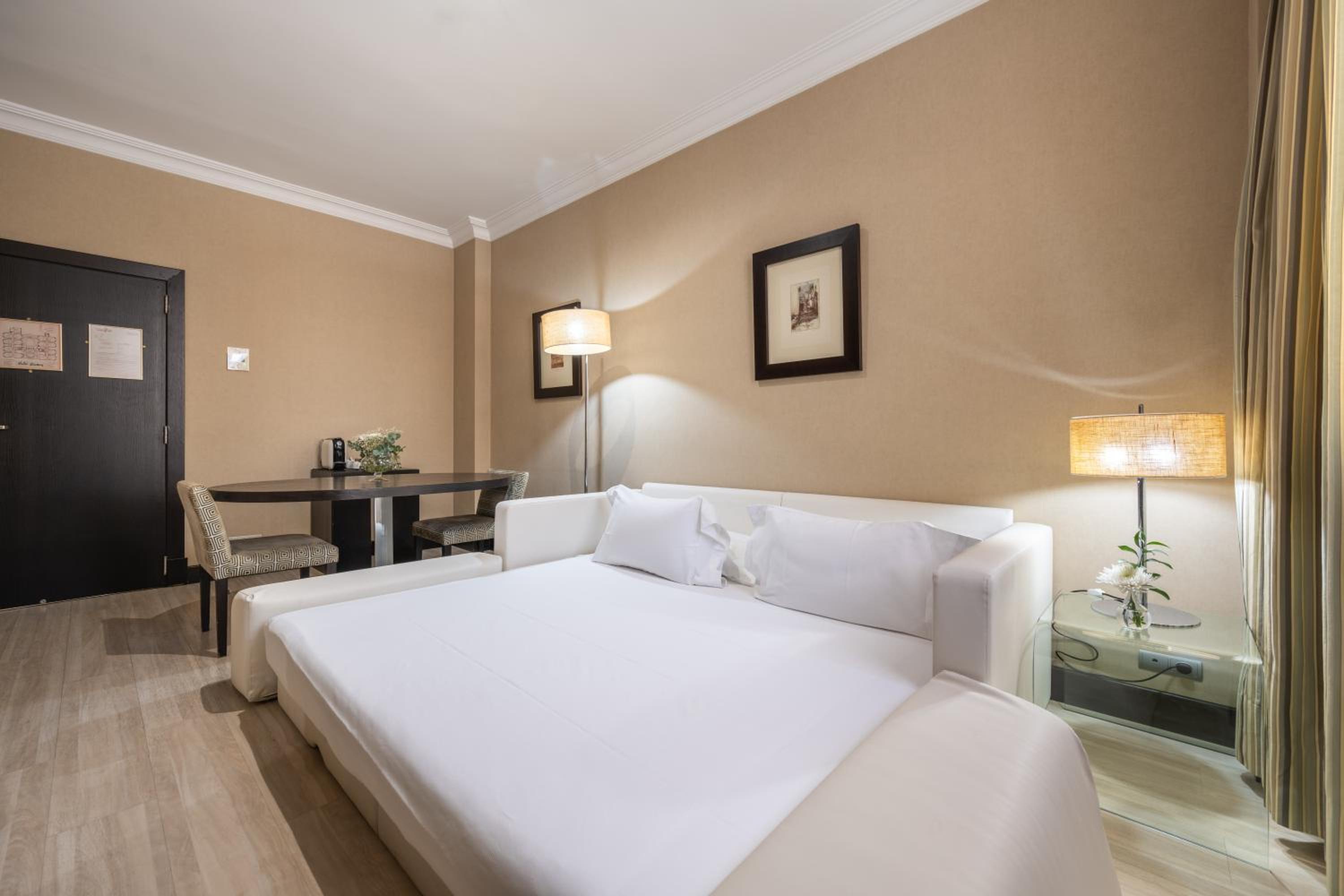 Family Room (2 Adults + 2 Children)