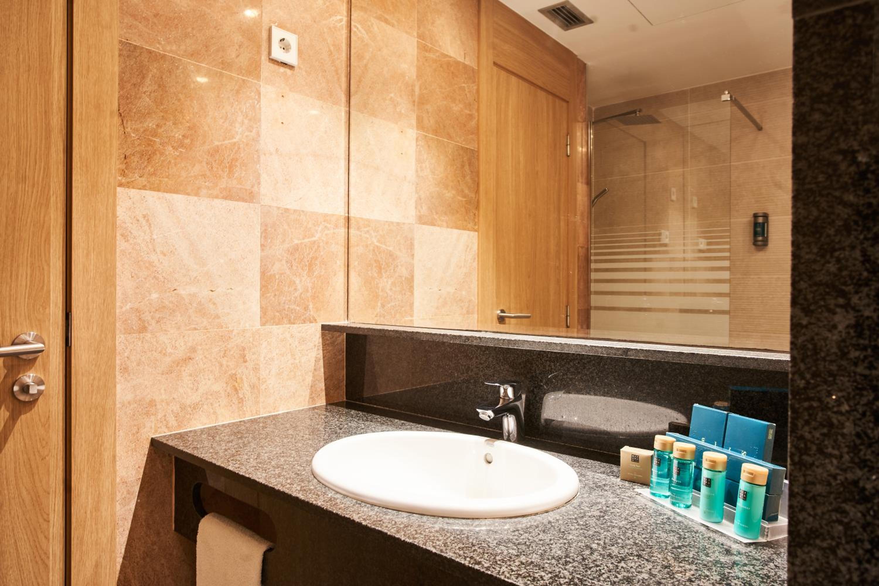 Family Room (2 Adults + 2 Children)