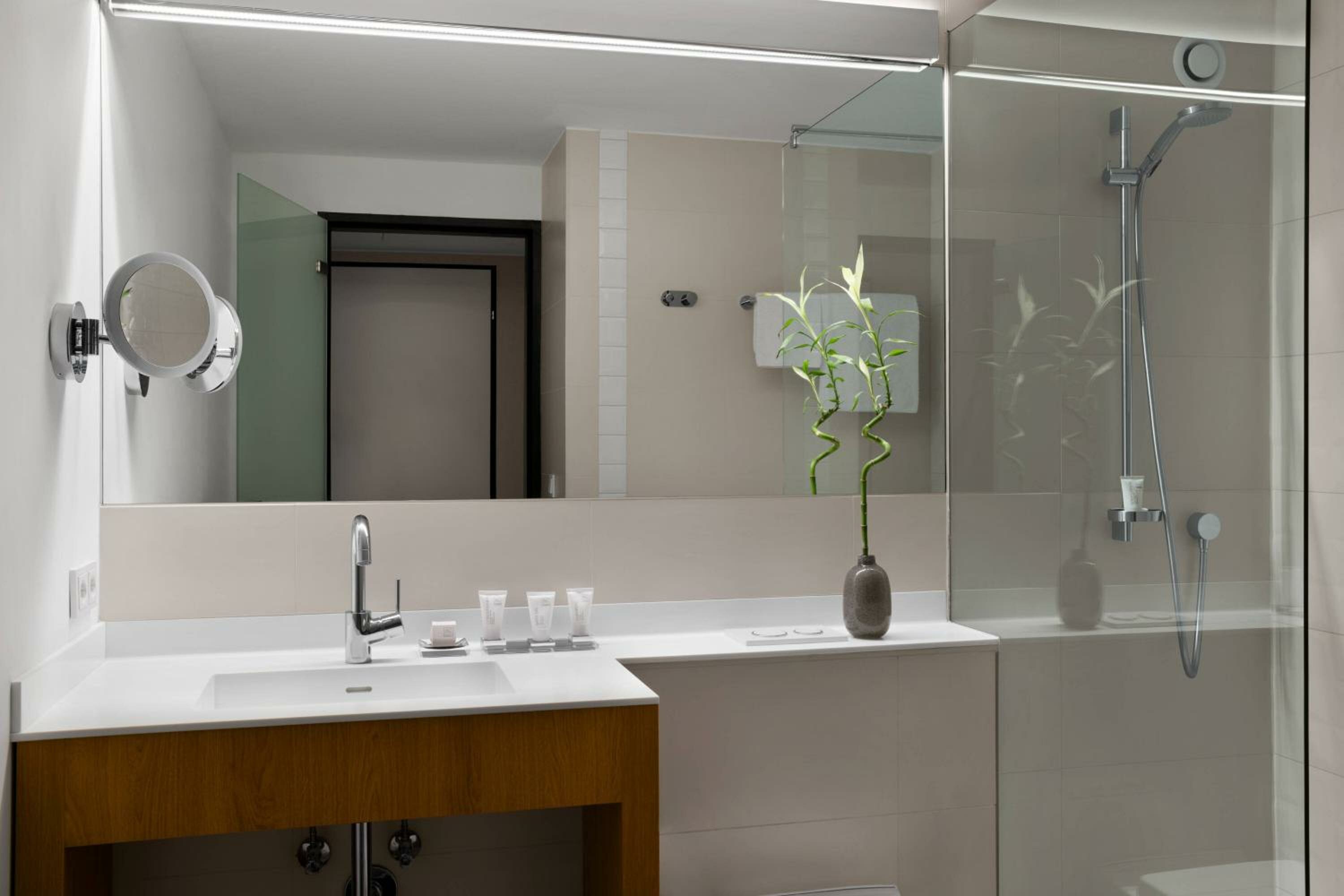 Deluxe Guest Room with King Bed and Mountain View - High Floor