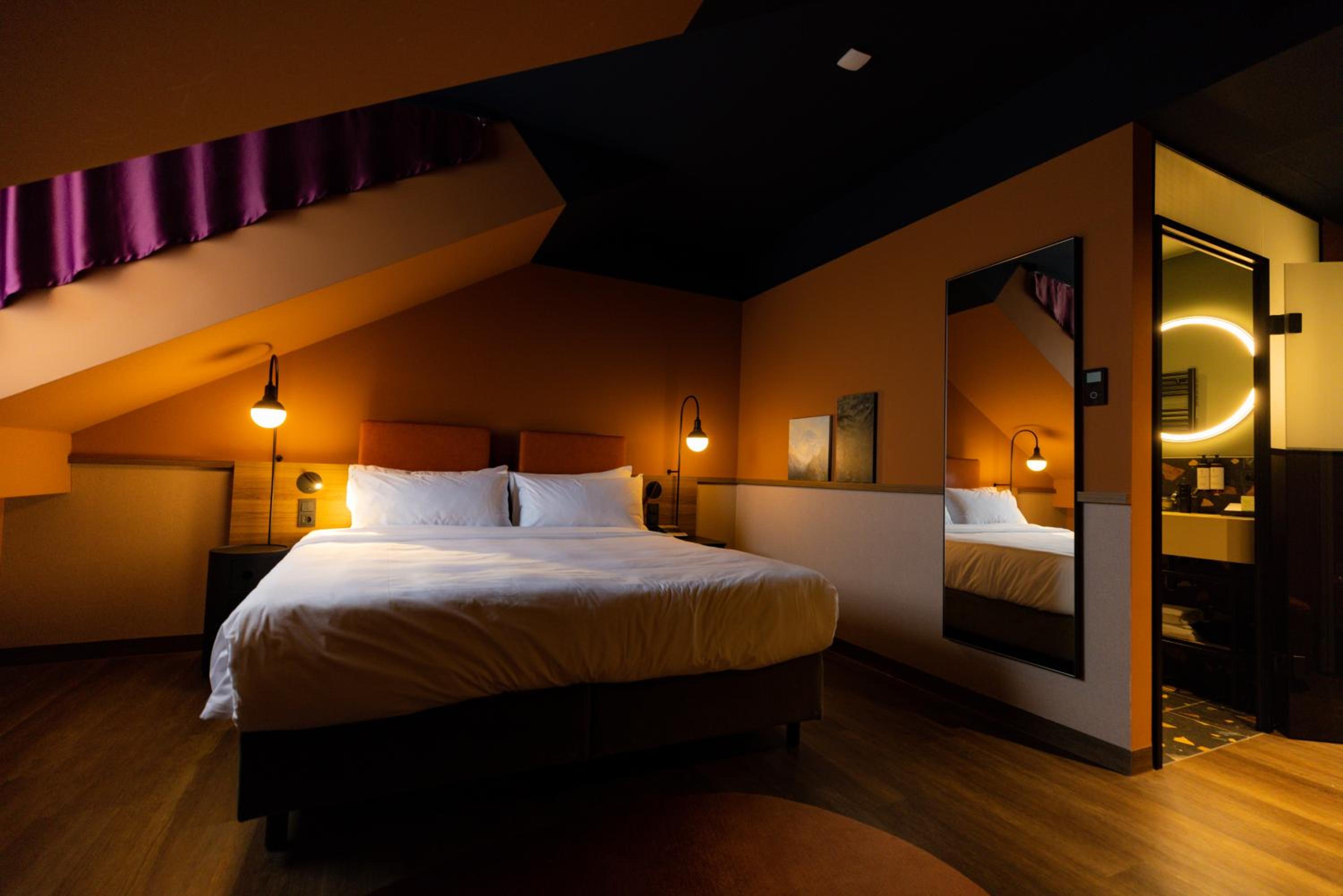 Deluxe King Room with Courtyard View