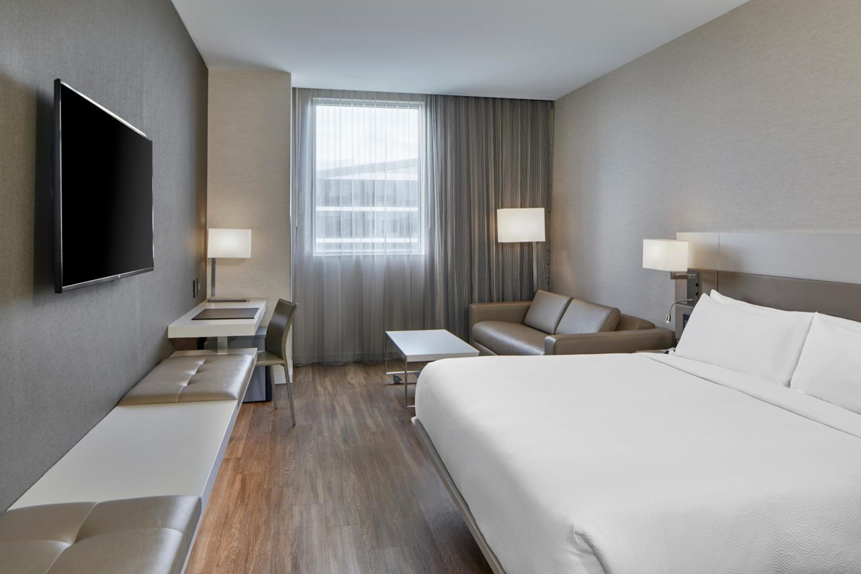 King Room with Sofa Bed and Adapted Tub - Mobility Accessible