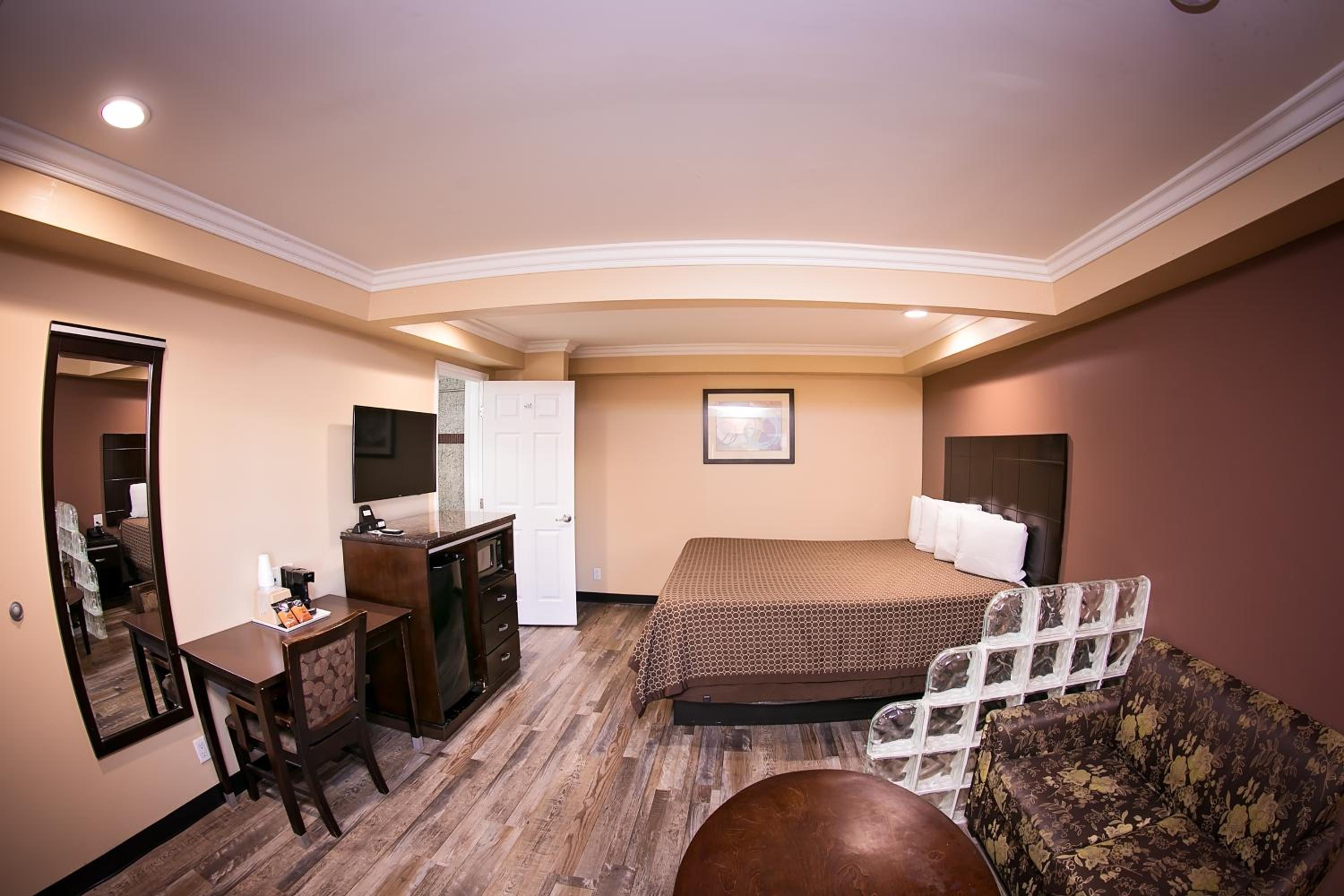 King Suite - Non-Smoking