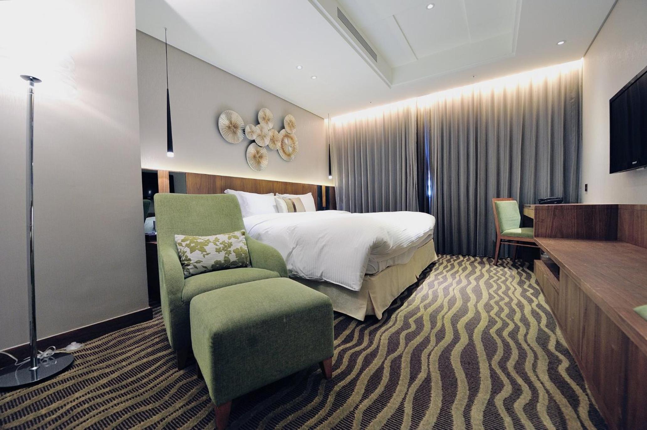 Business King Room with City View