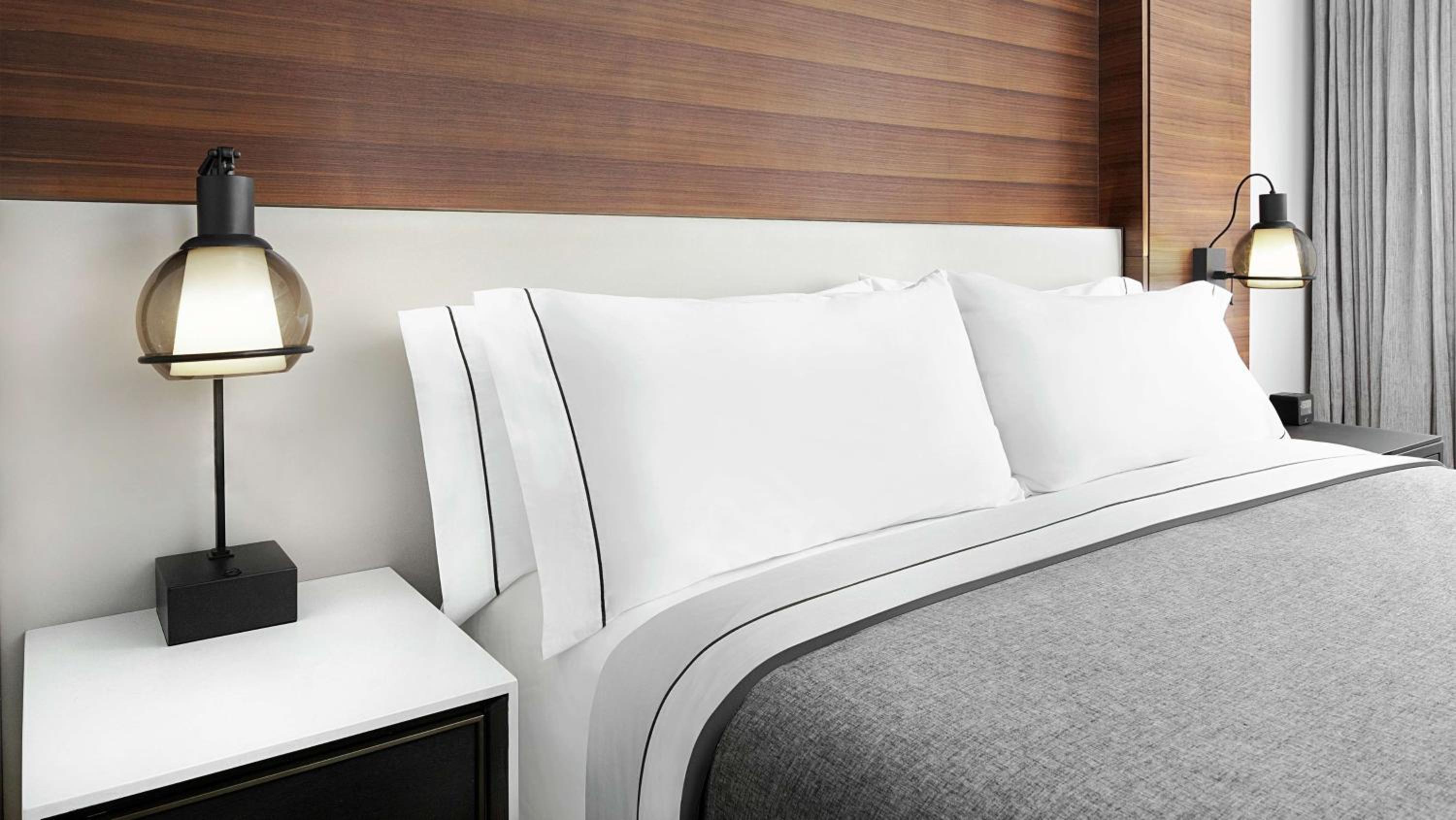 Corner King Room with City View