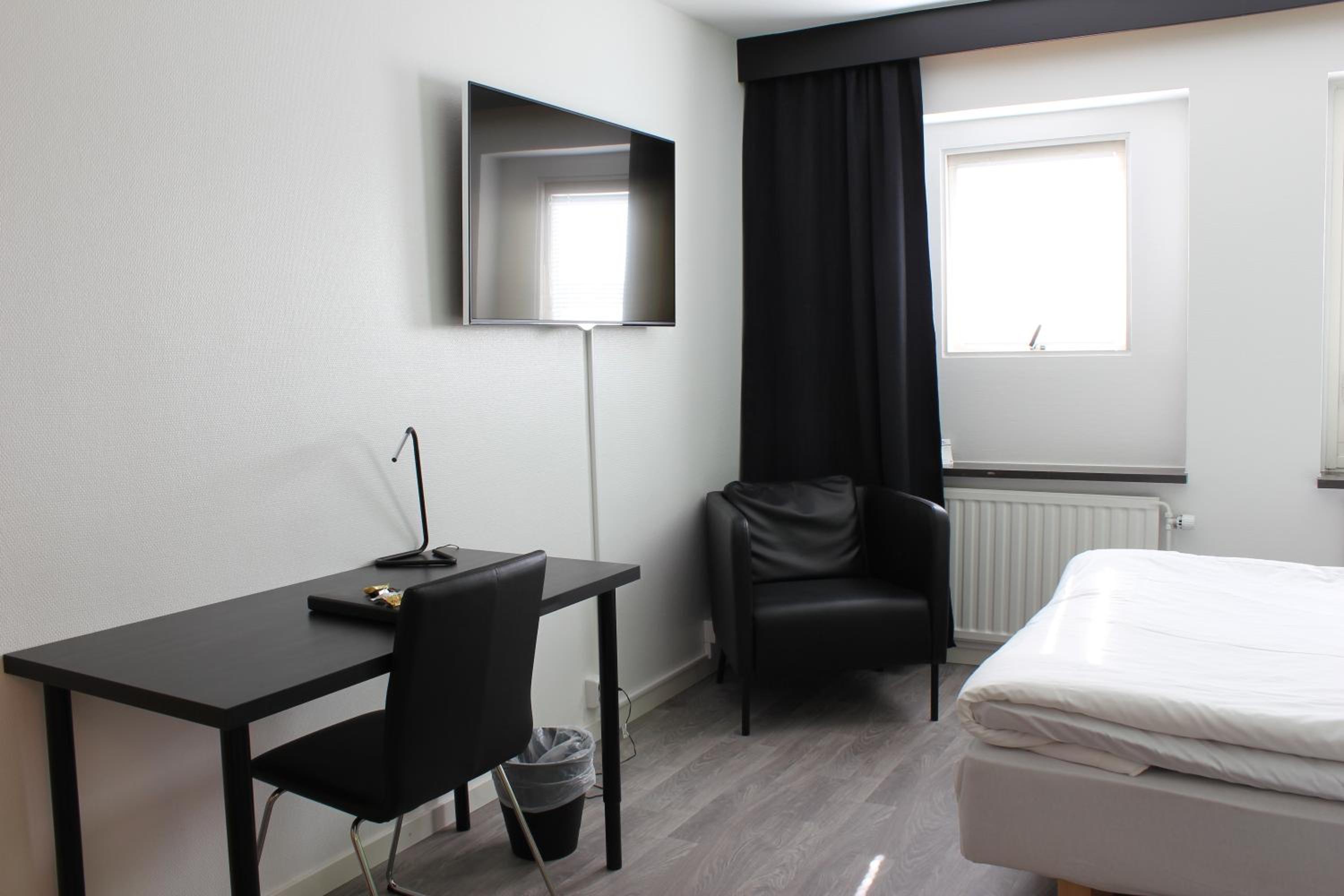 Business Queen Room