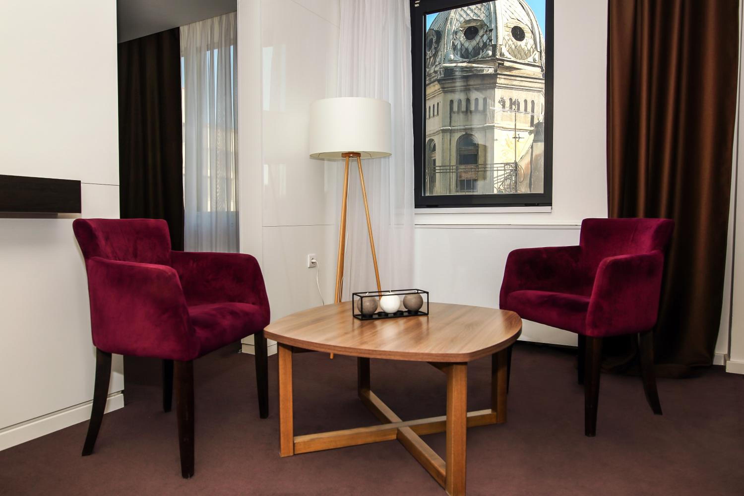 Deluxe One-Bedroom Apartment