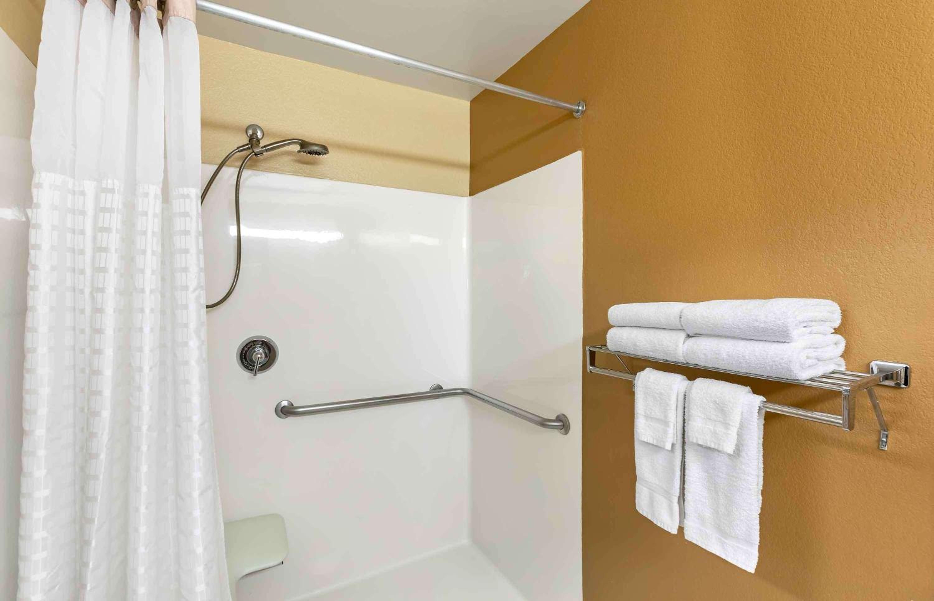 Queen studio with 1 Queen Bed - Disability Access/Non-Smoking