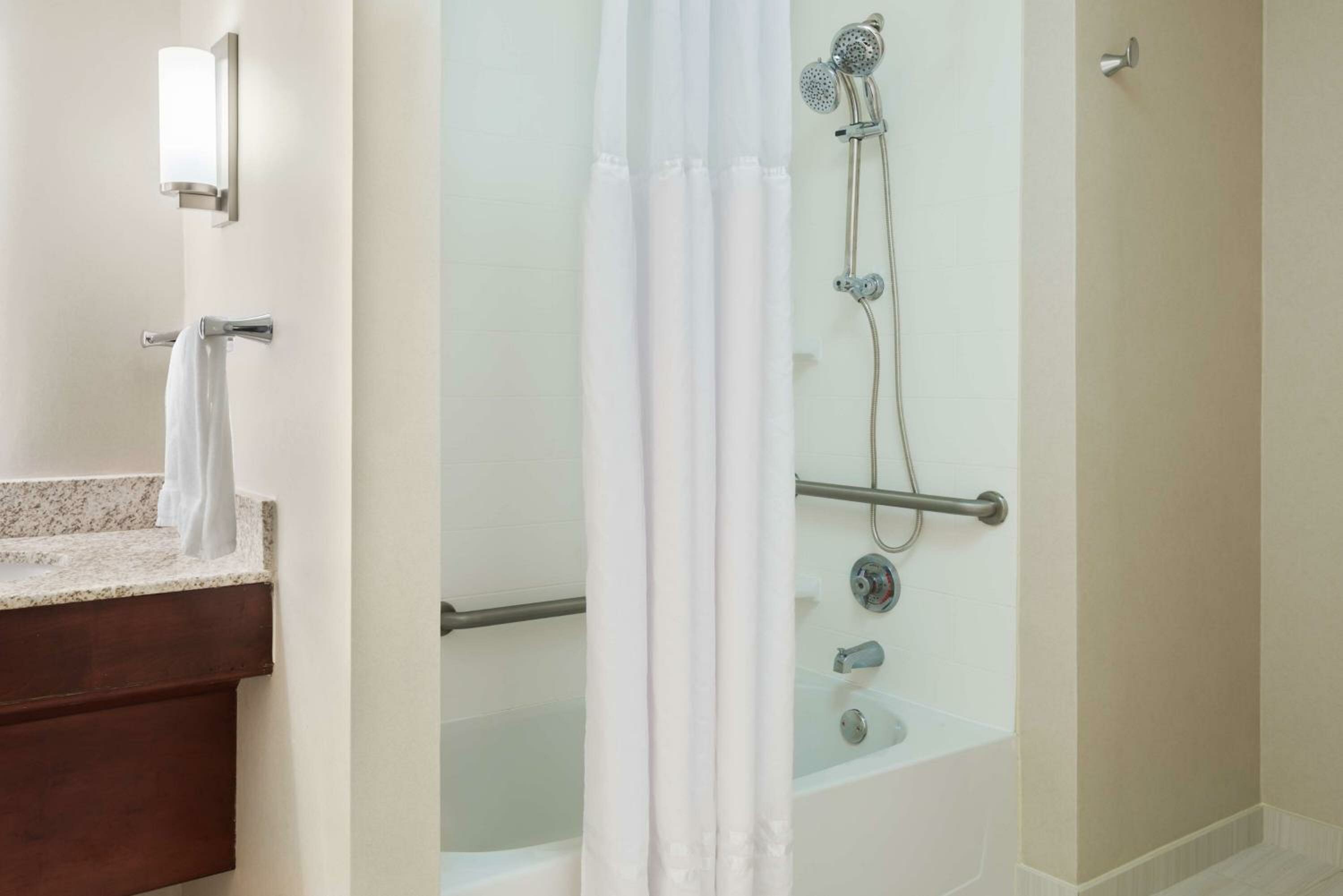 King Suite with Accessible Tub - Mobility and Hearing Access/Non-Smoking