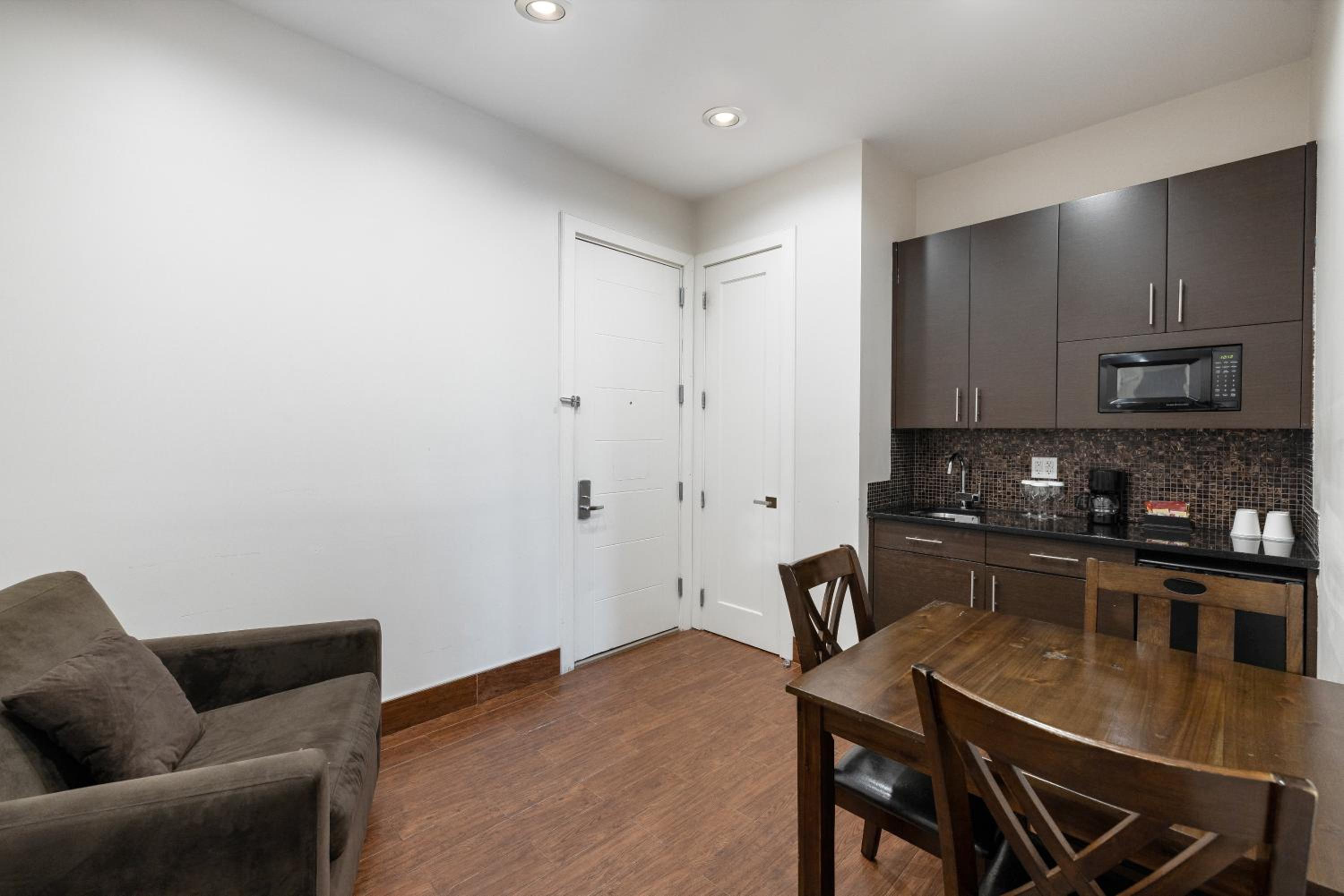 One-Bedroom Suite with Two Twin Beds - Non-Smoking