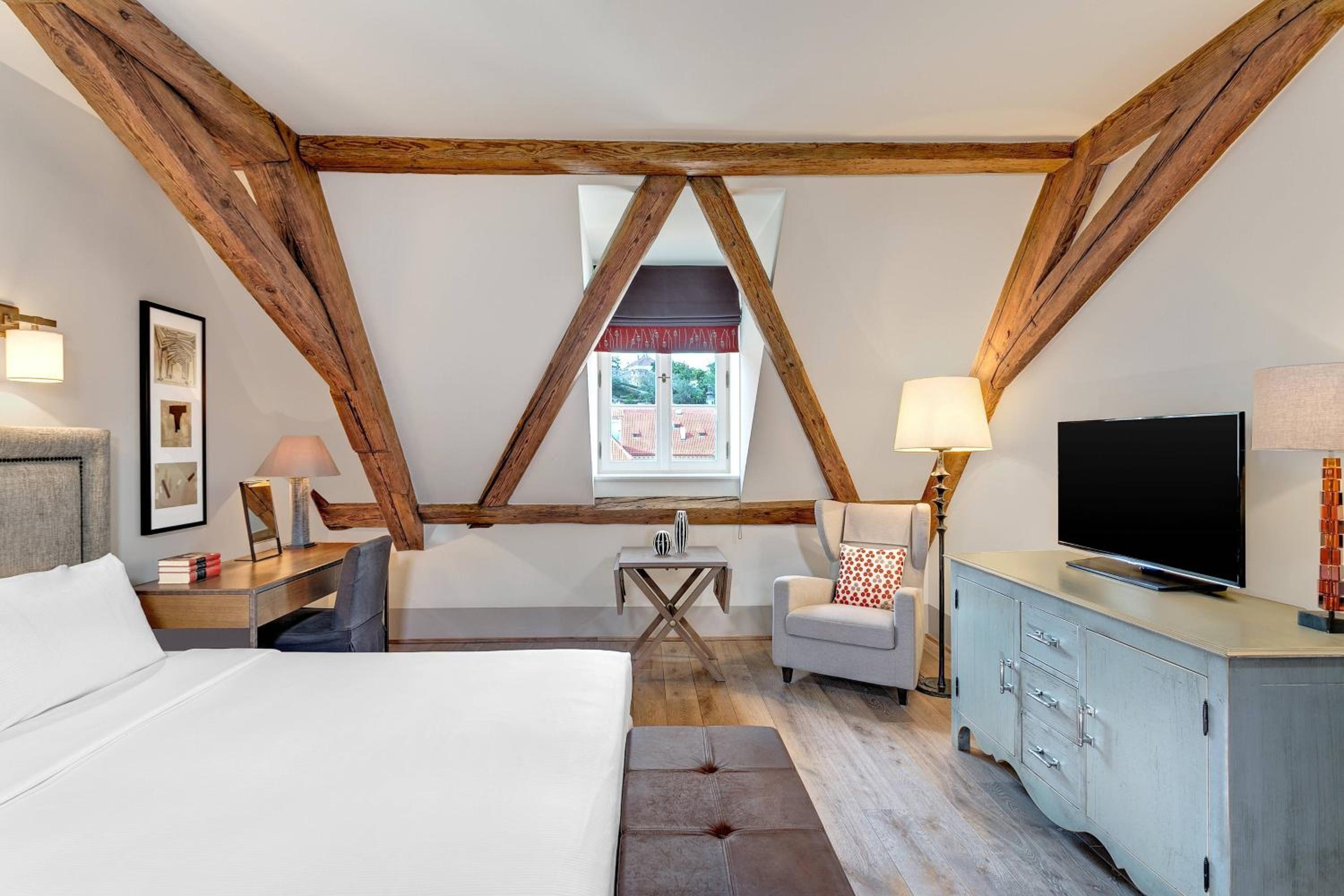 Deluxe room, Larger Guest room, 1 King