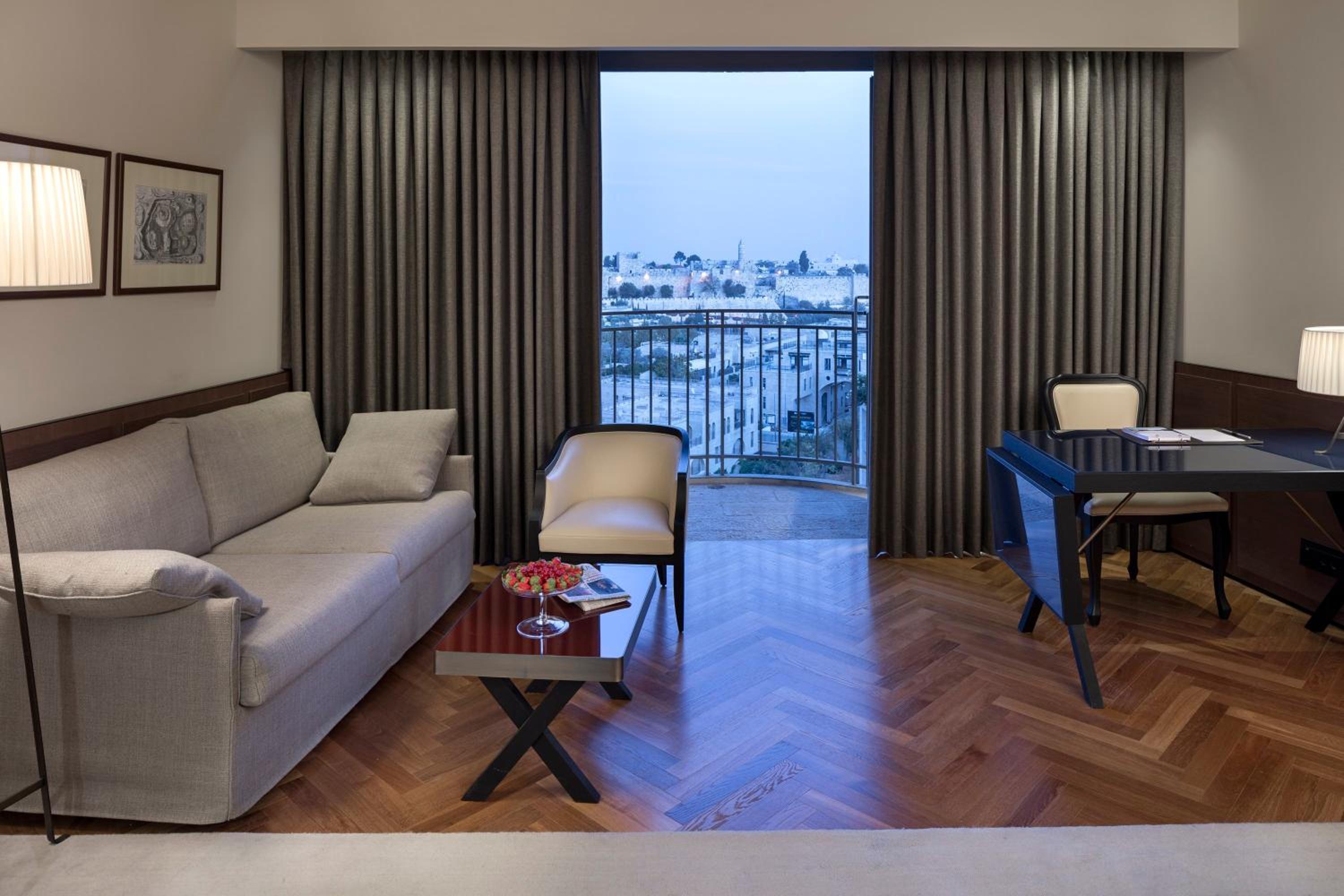 Alcove Deluxe Room with Balcony an Old City View