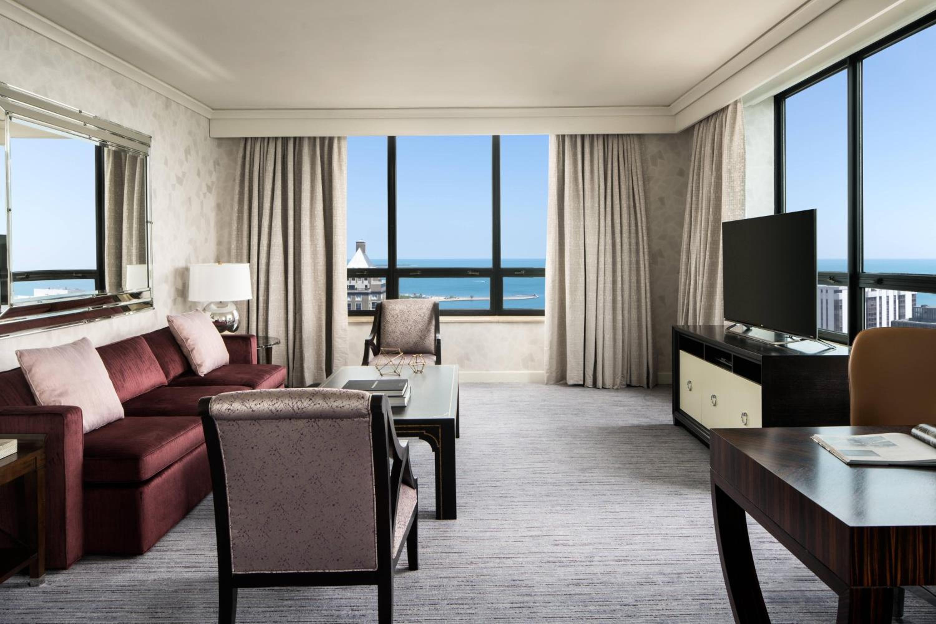 Deluxe King Suite - Lakeside
