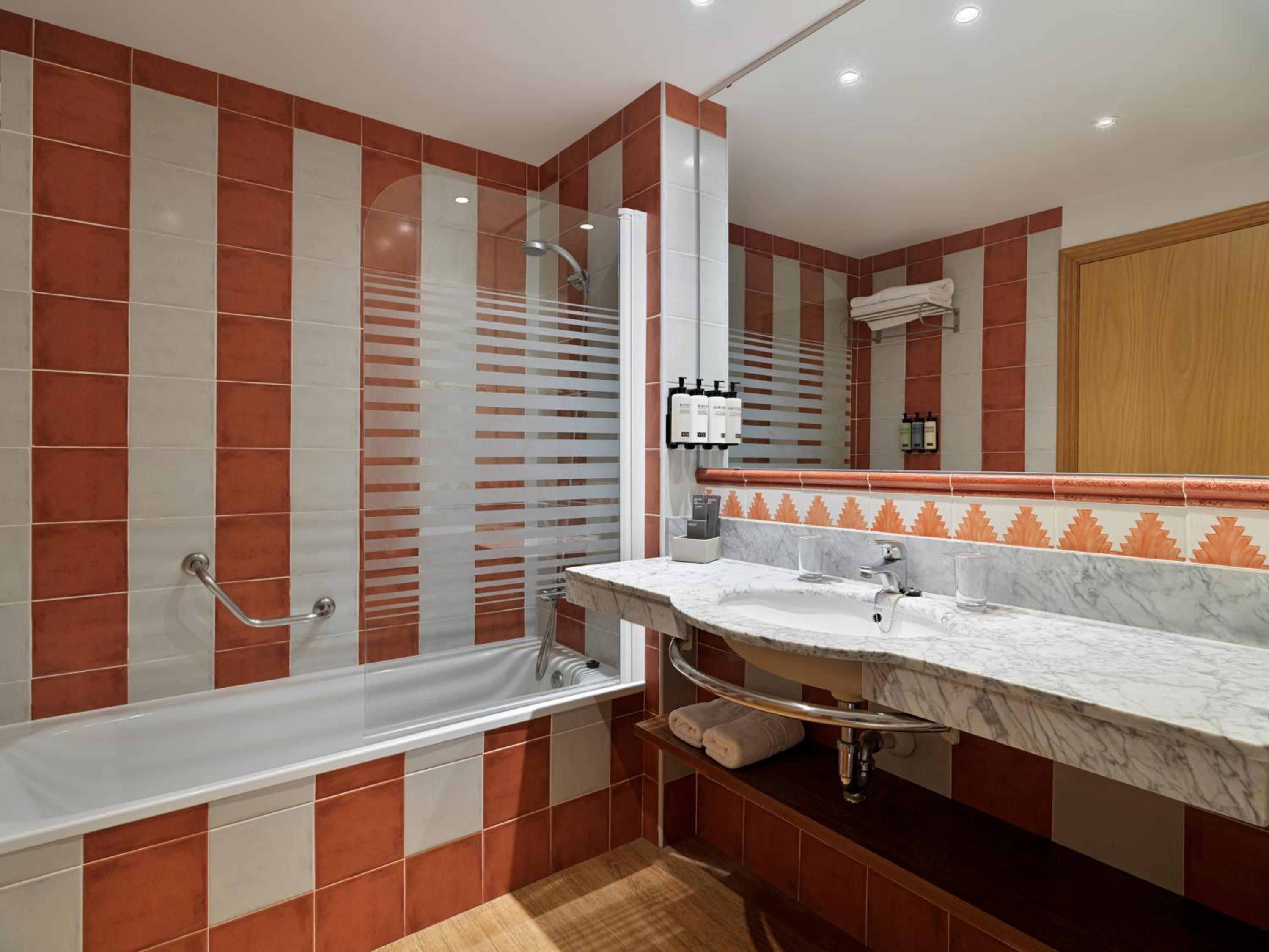 Family Room (2 Adults +  3 Children up to 10 years old) 