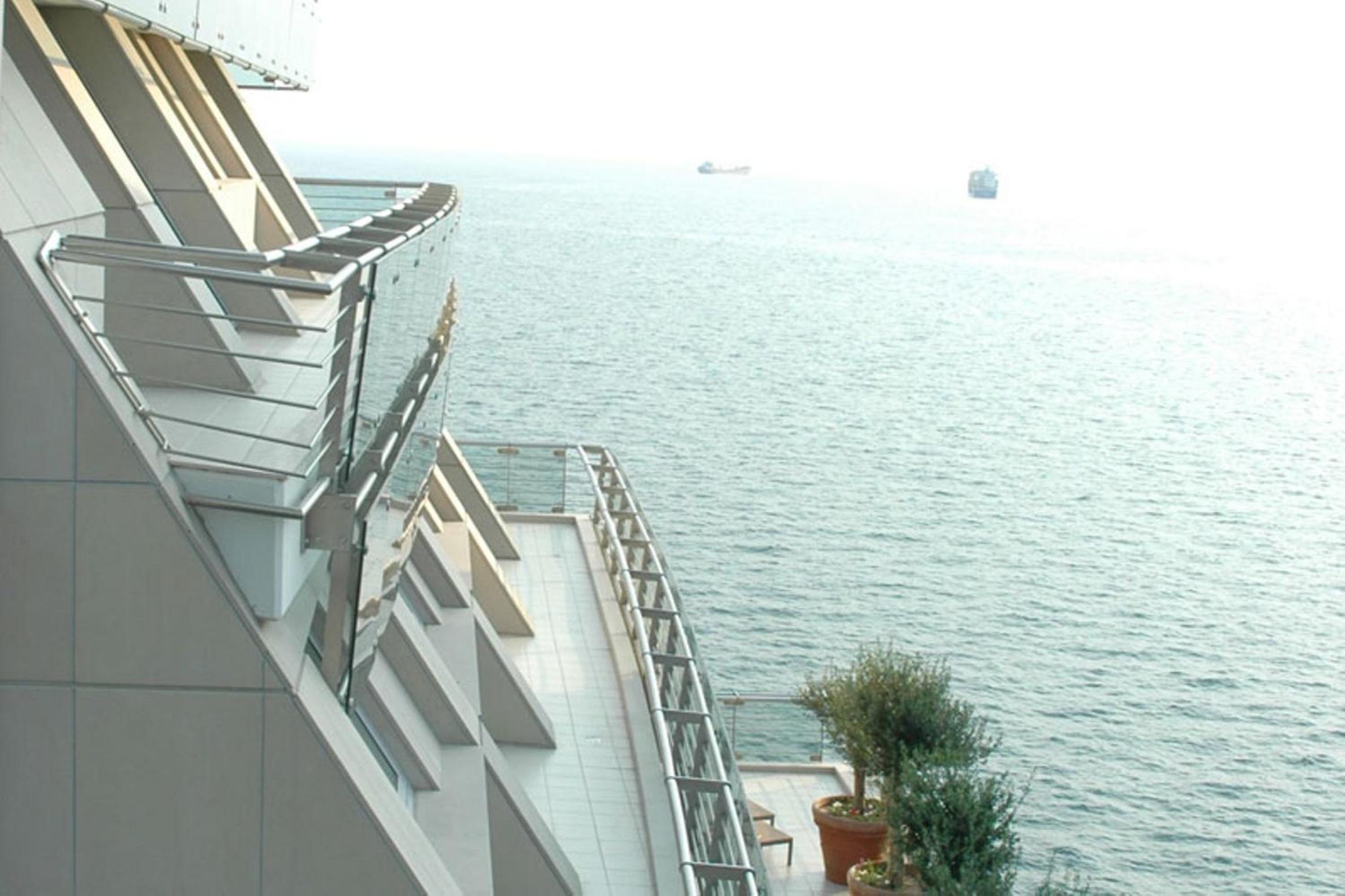 Junior Suite with Side Sea View