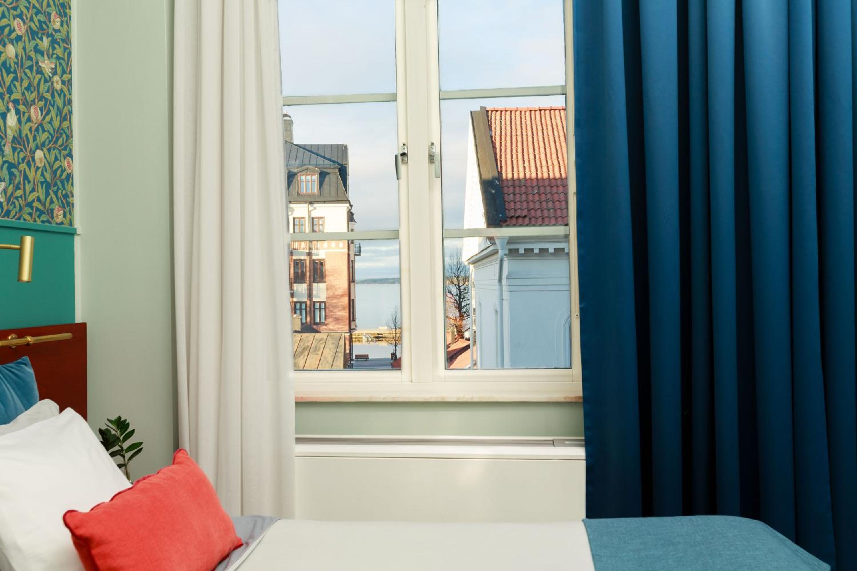 Deluxe King Room - Non-Smoking