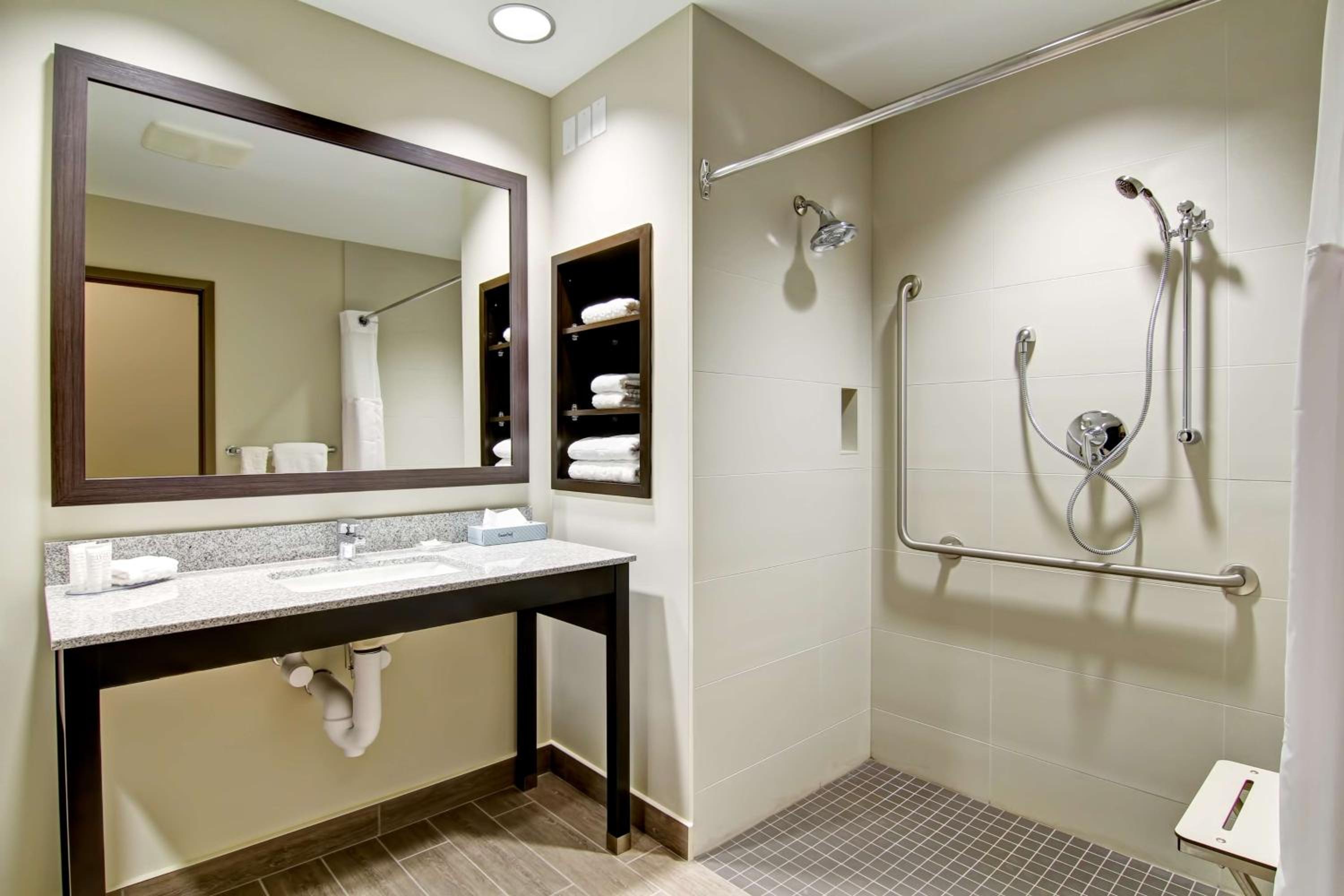 King Room with Roll-in Shower - Disability Access/Non-Smoking