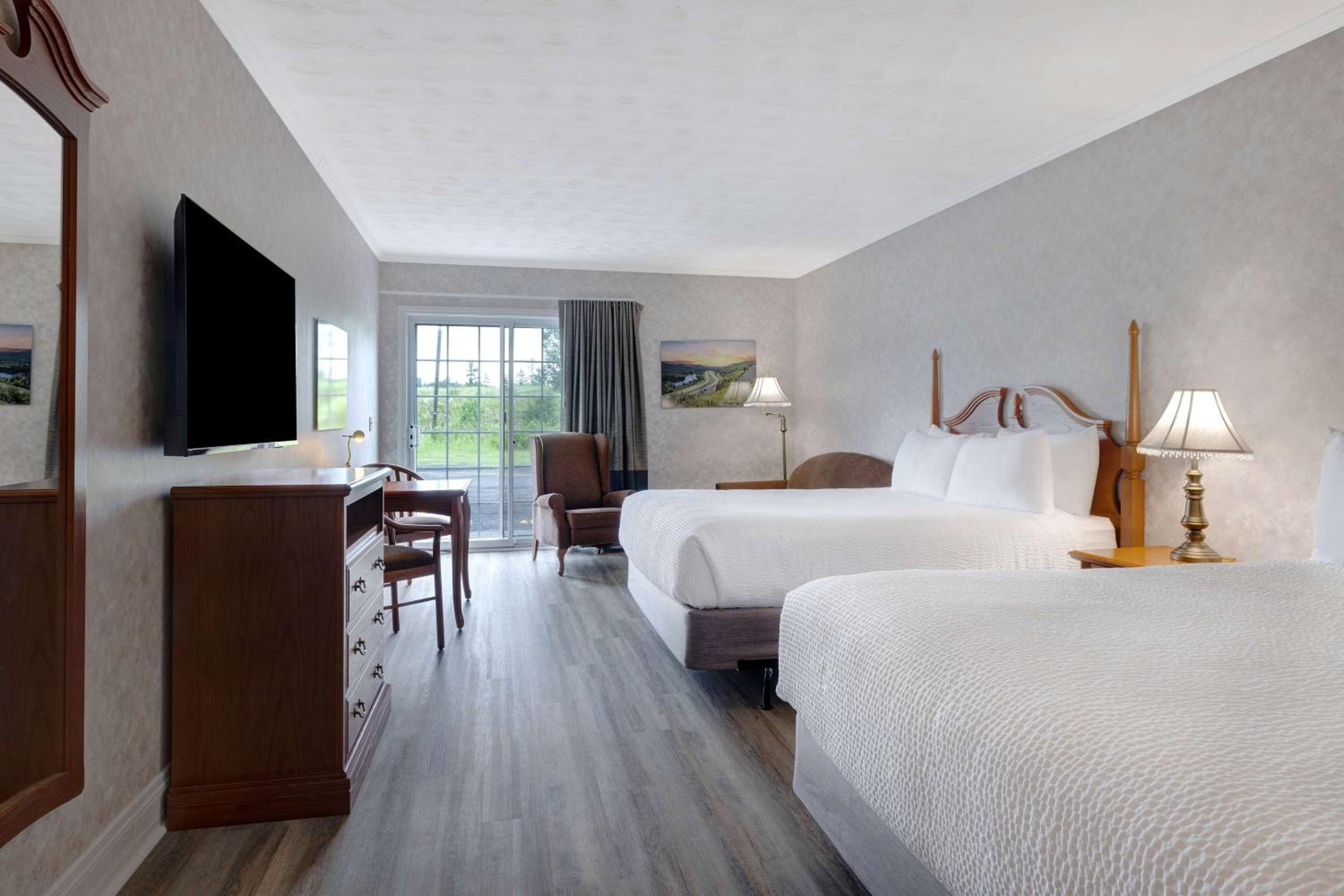 Queen Room with Two Queen Beds and Bath Tub - Mobility Accessible/Non-Smoking