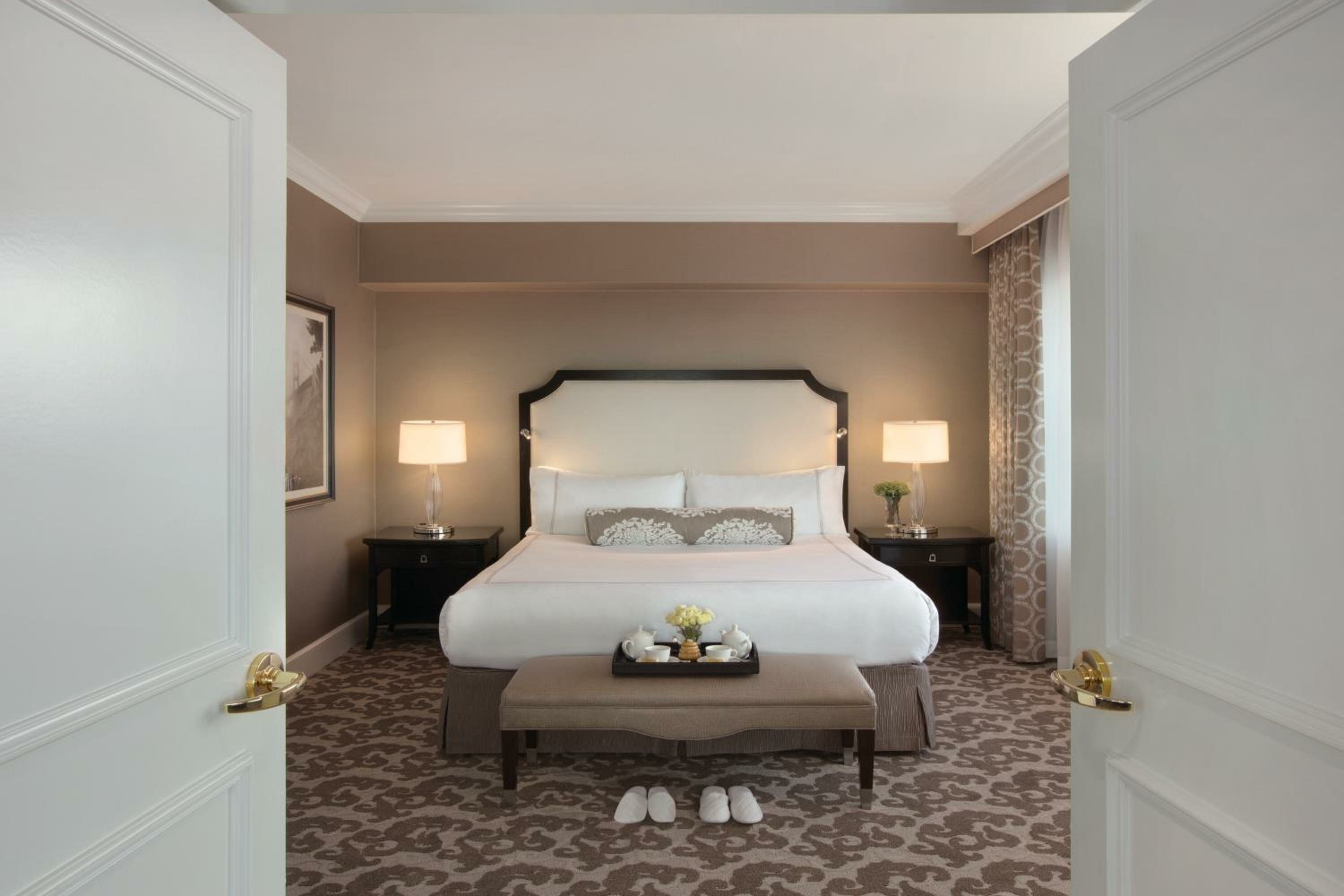 Signature Golden Gate King Suite with Sofa Bed