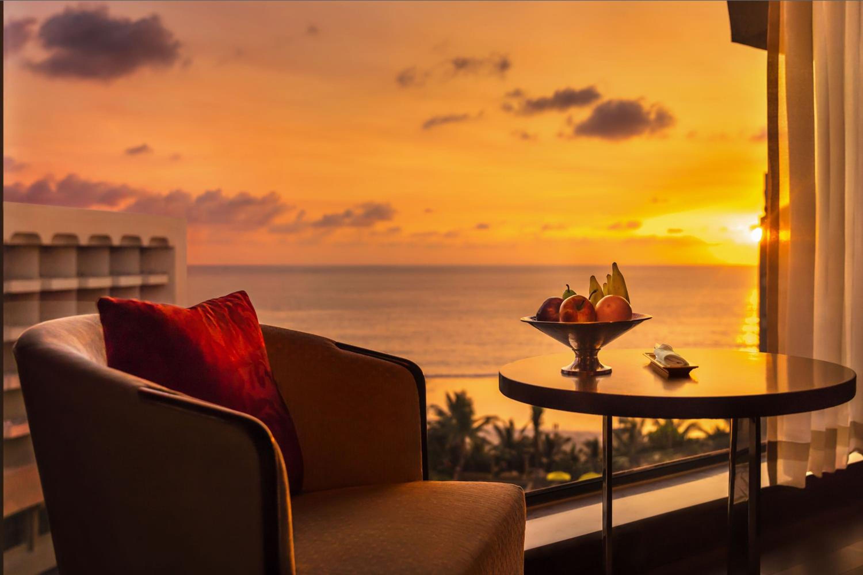 	 1 King Bed, Executive Lounge Access, Large Room