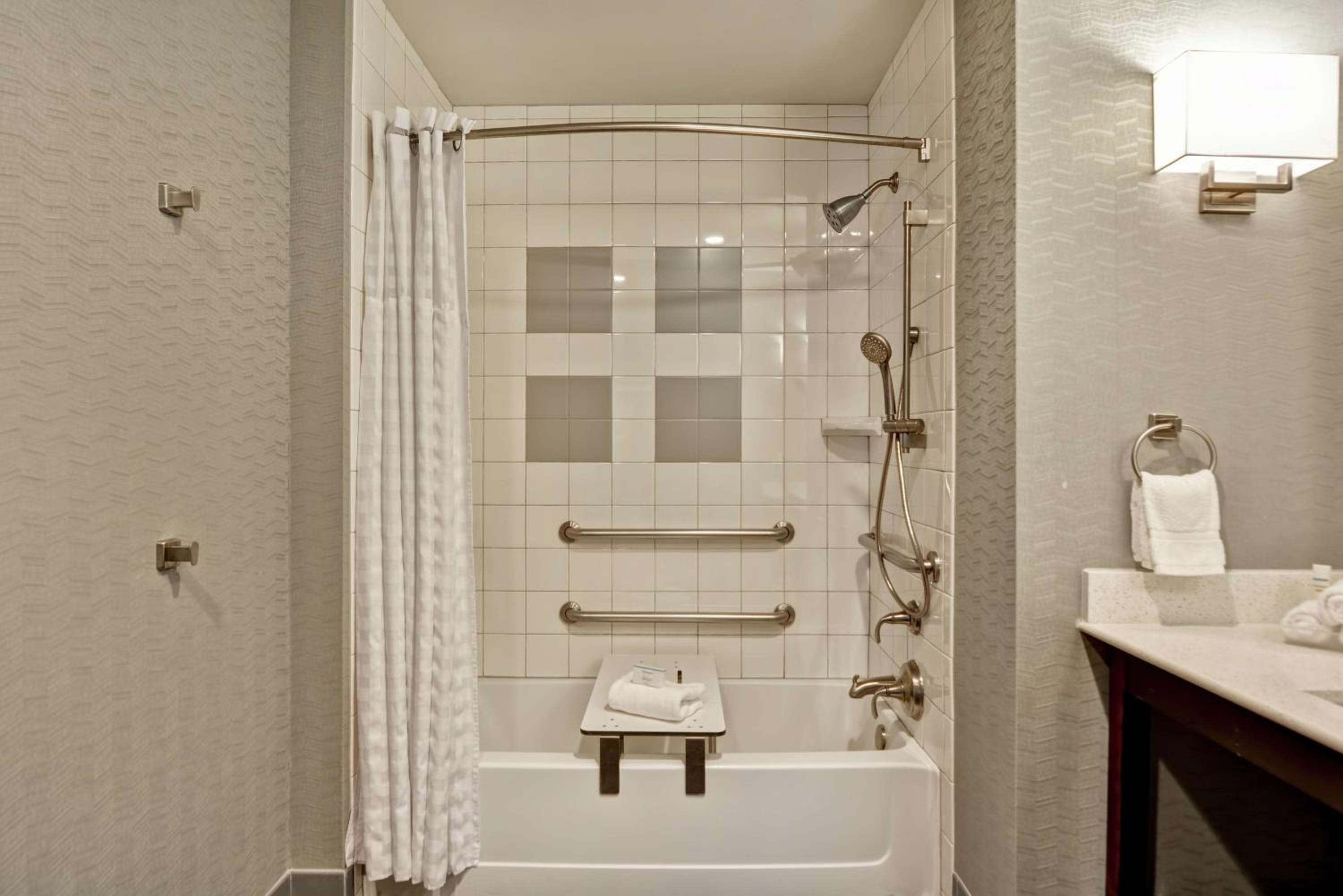 King Suite - Mobility and Hearing Access/Non-Smoking