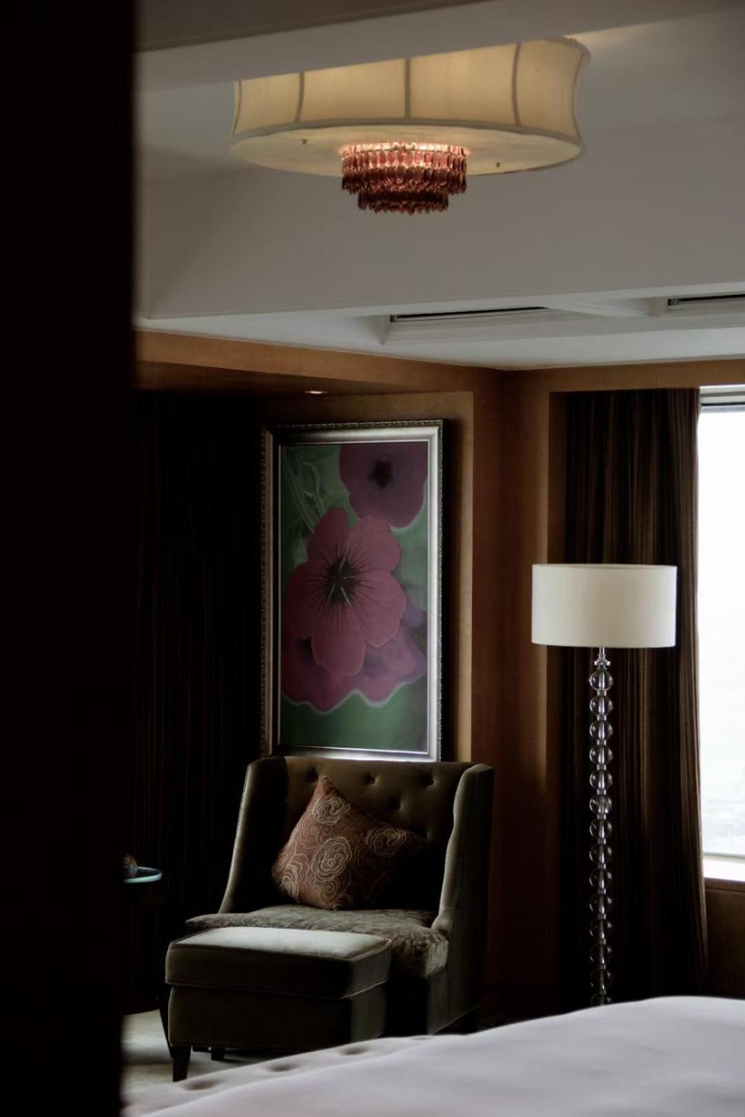 1 King Bed Premium Lounge Access