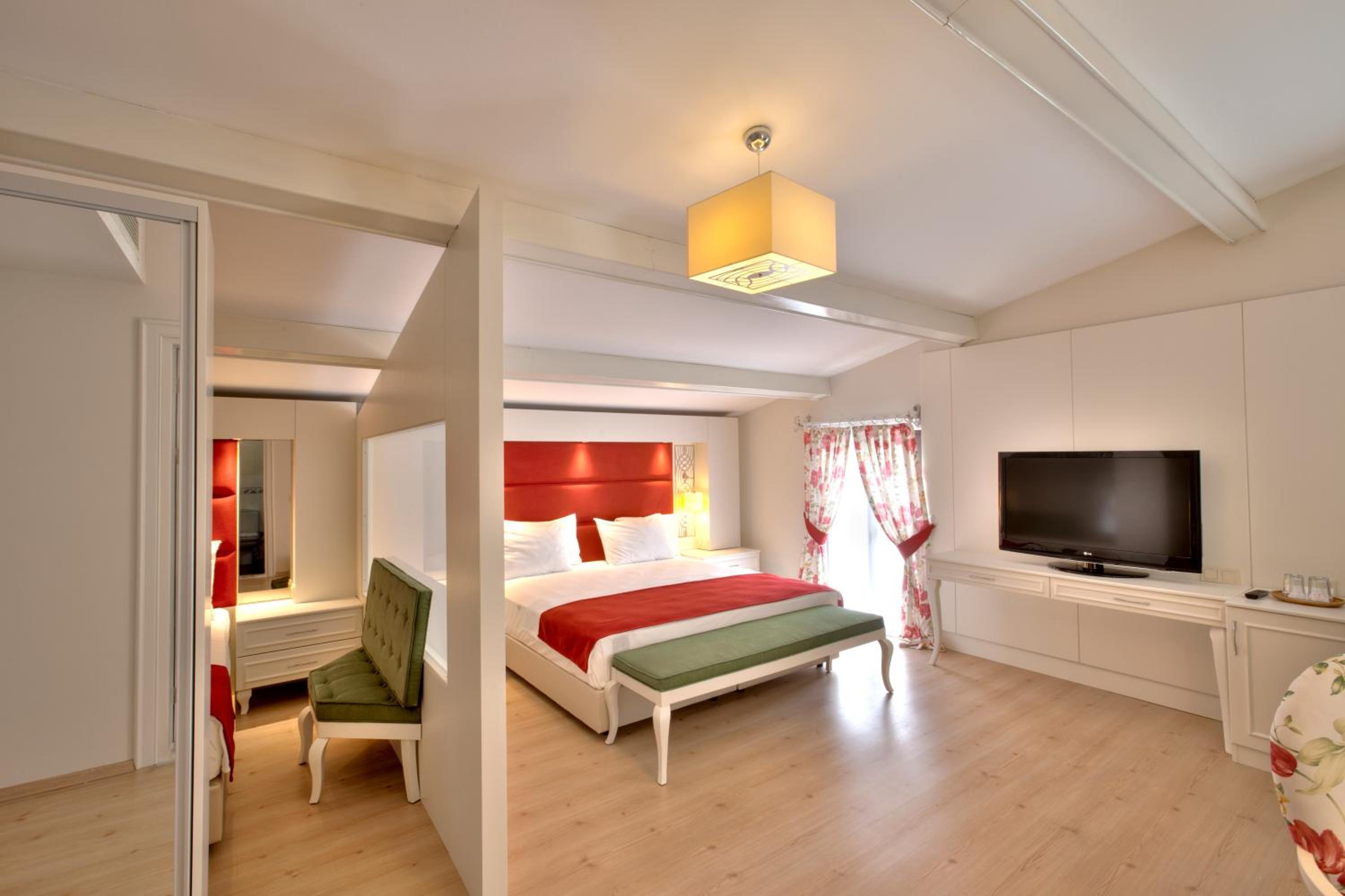 Queen Suite with Spa Bath