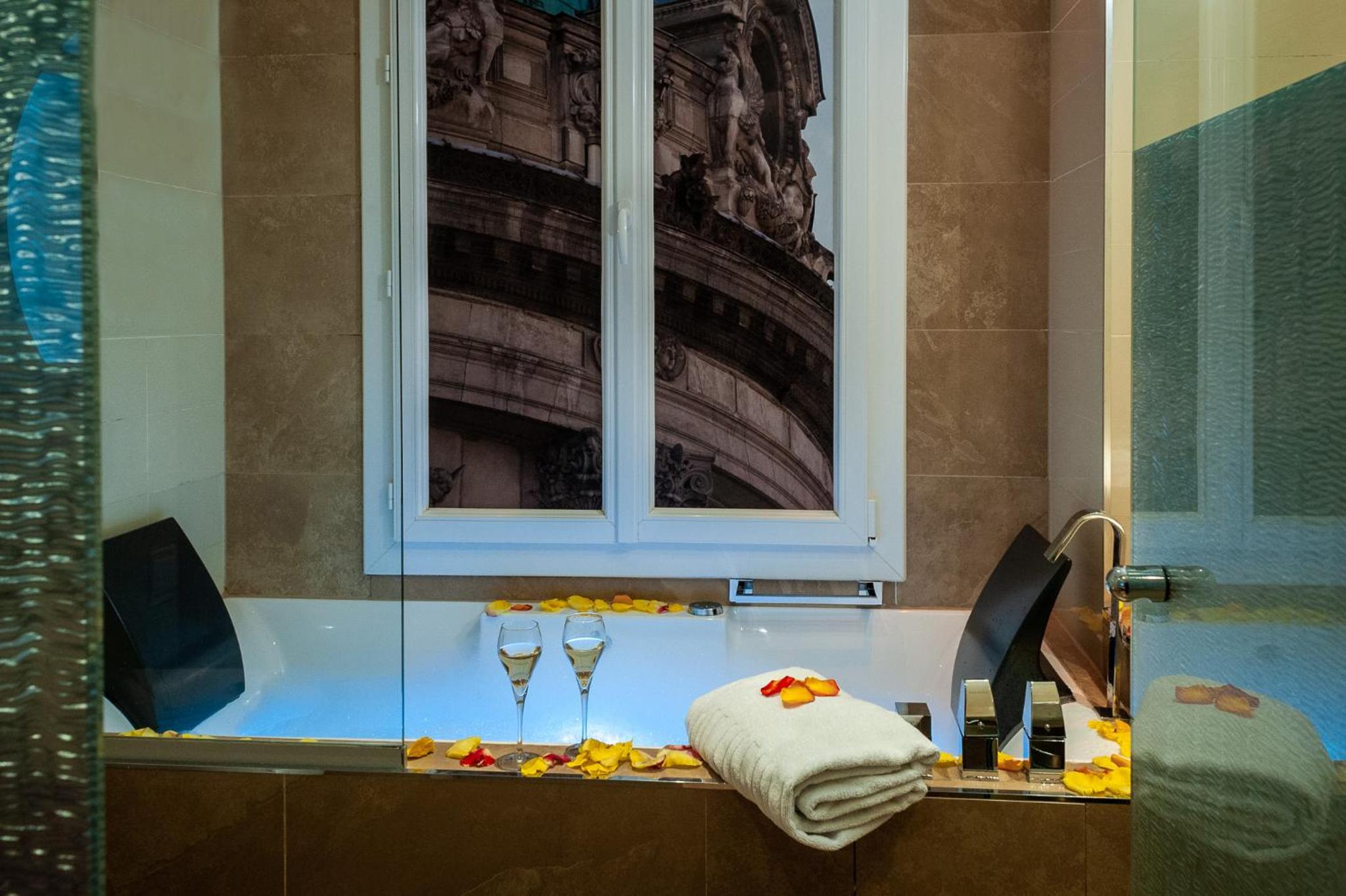 Double Room Atelier d'Artiste with Jacuzzi and round bed