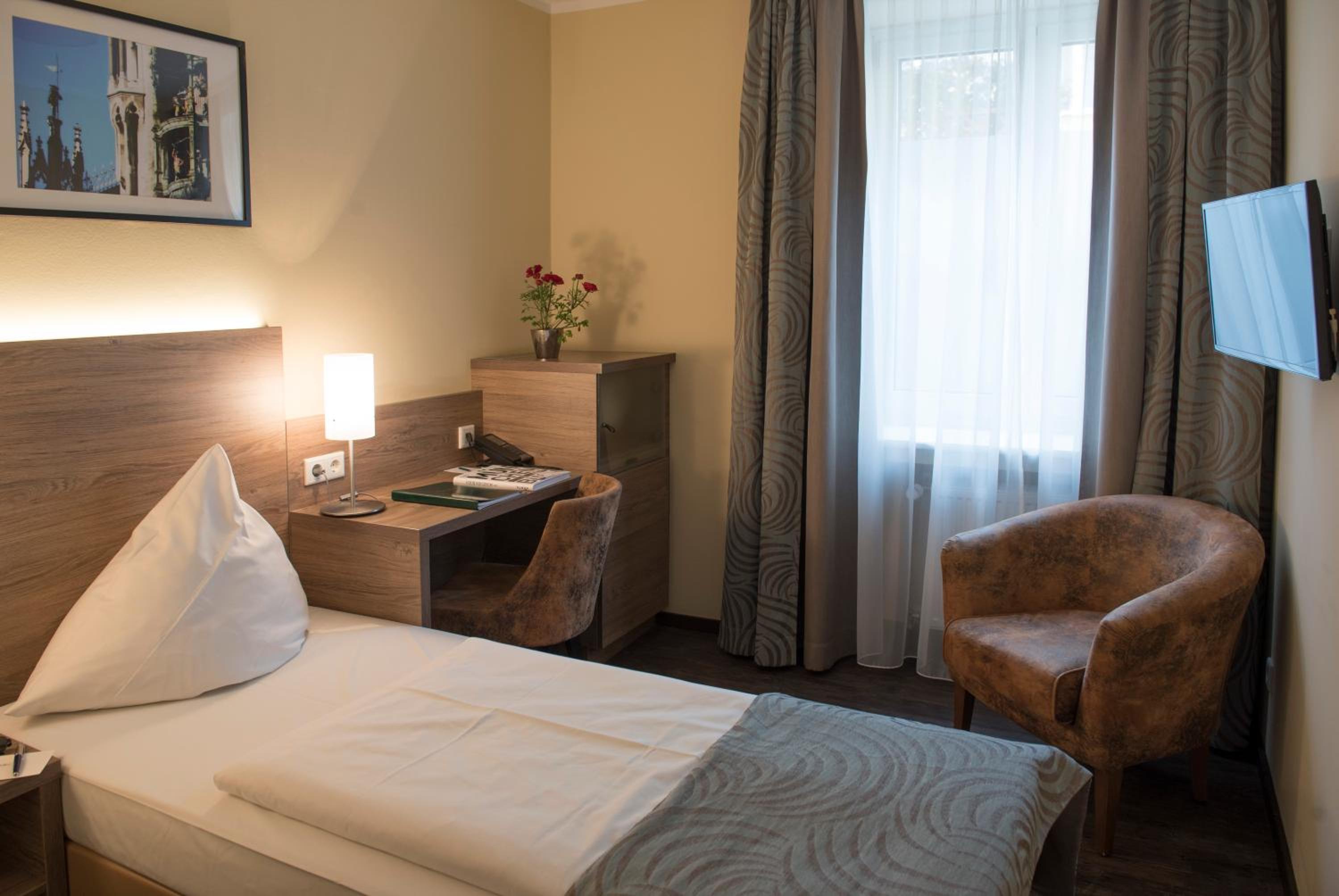 Standard Single Room with Shower with Air Conditioning