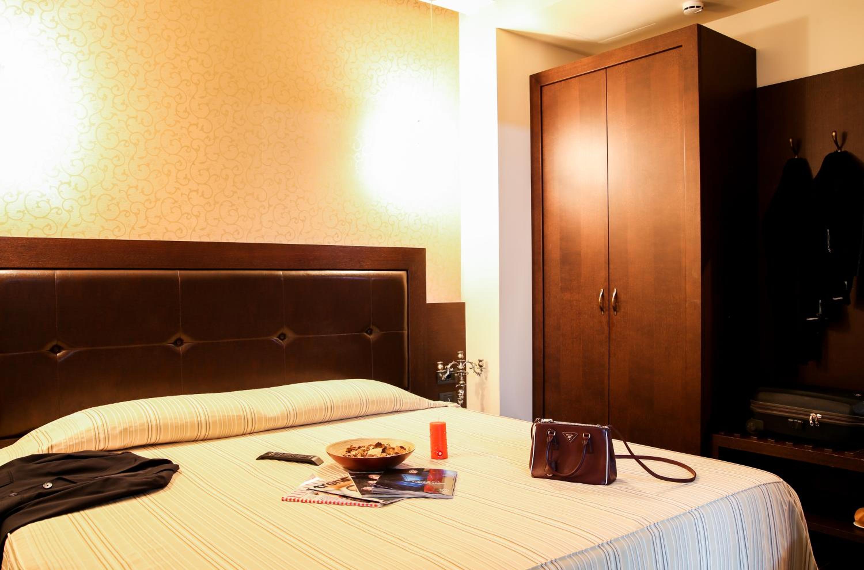 Standard Double Room with Breakfast in Room, Free Parking and Wi-Fi