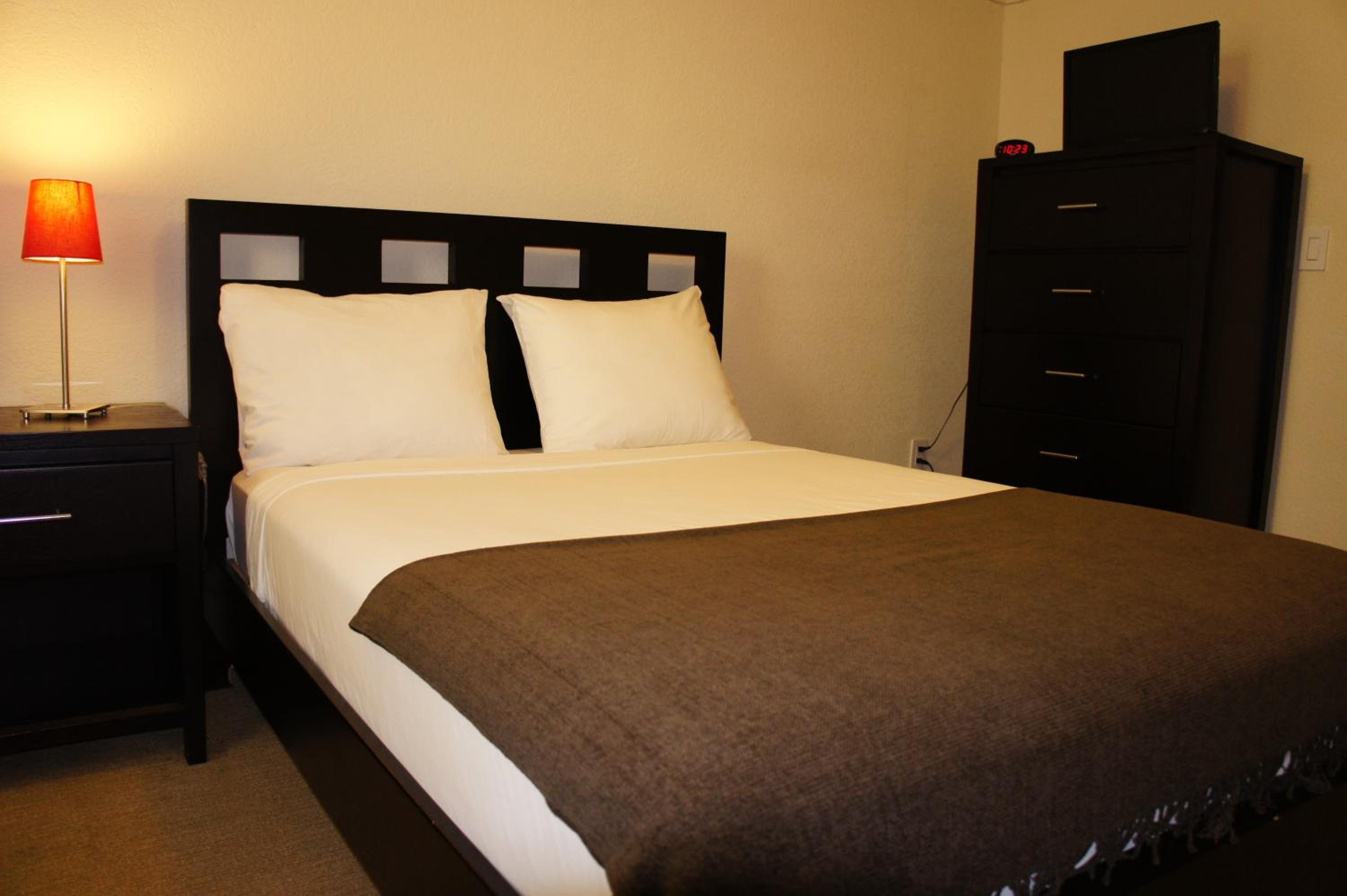 Standard Queen Room With Shared Bathroom