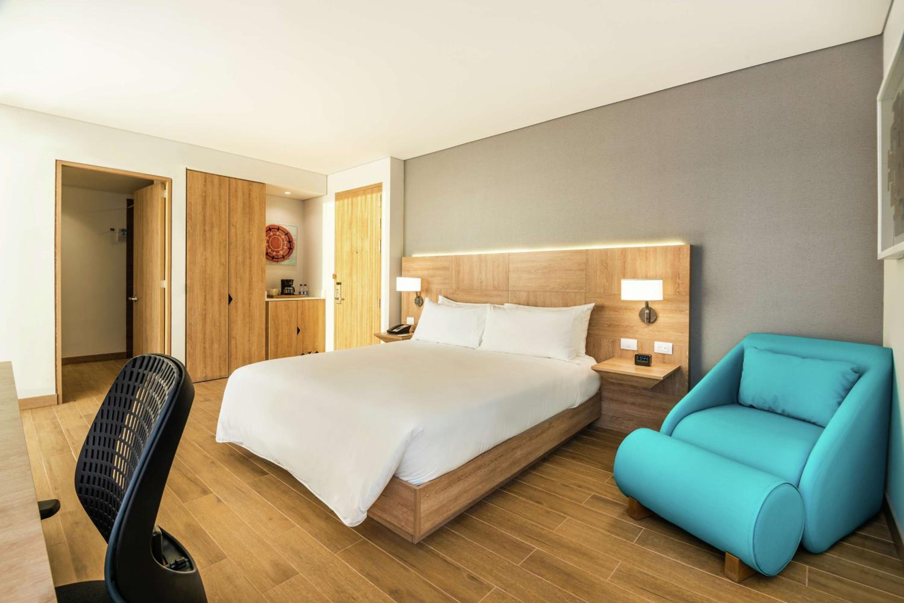 King Room with Roll-In Shower - Mobility Access