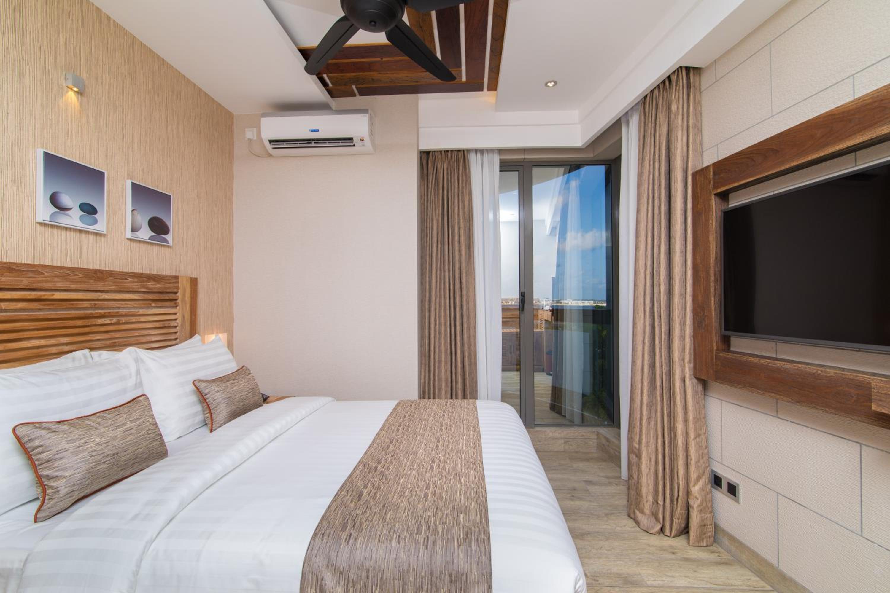 Deluxe Double with Ocean View and Balcony (Free Return Airport Transfer)