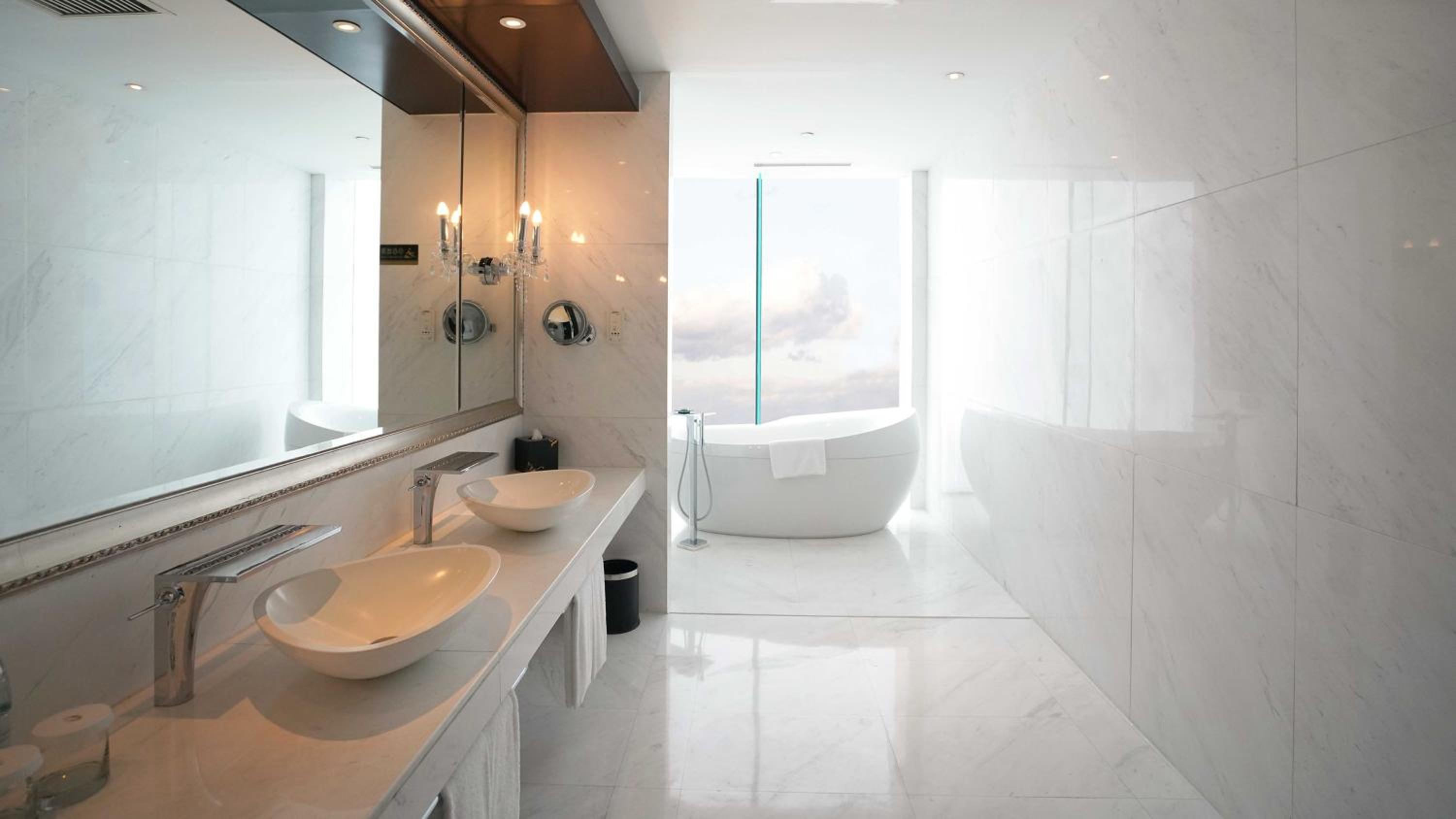 One-Bedroom Suite with Lounge Access - Smoking/High Floor
