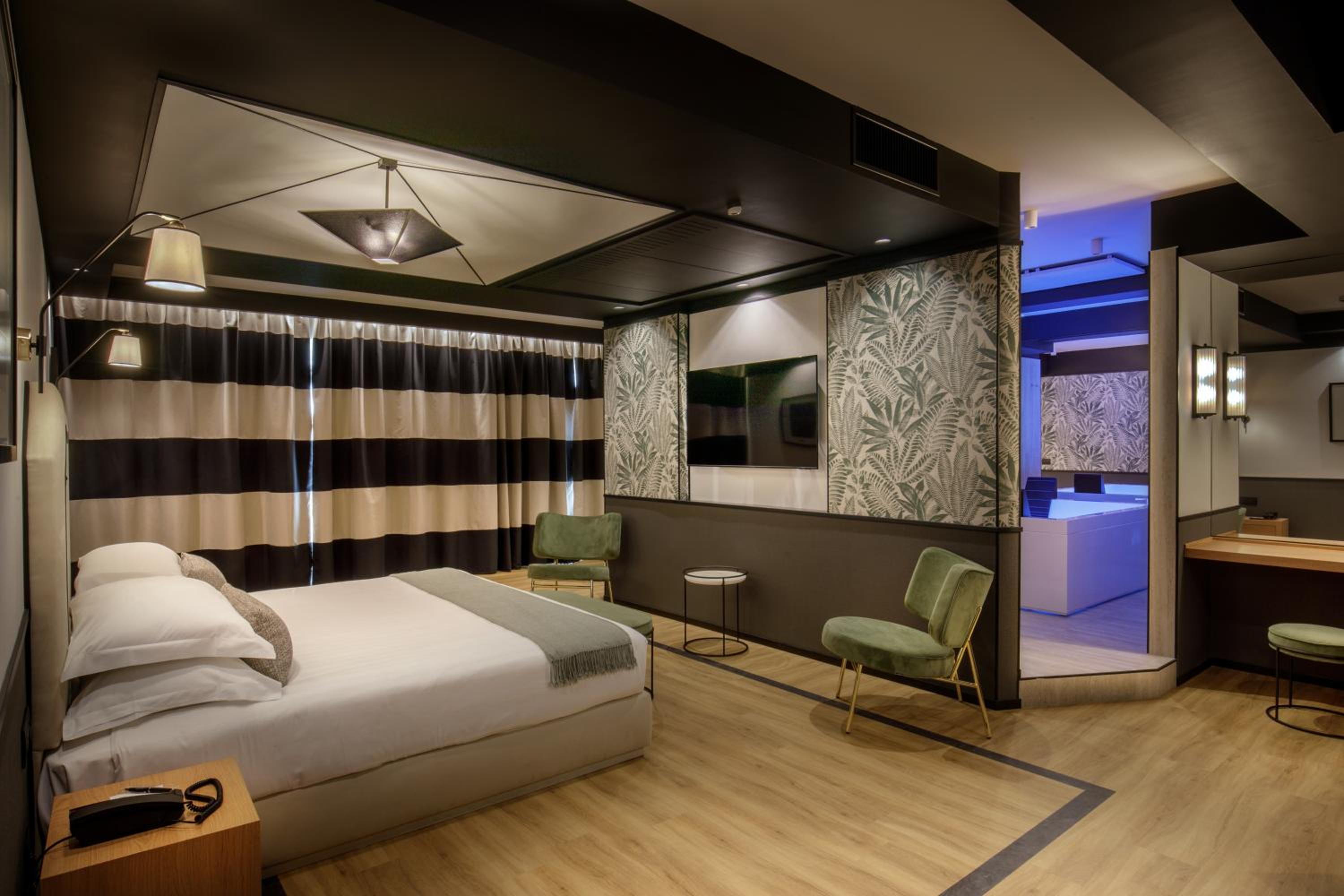 Deluxe Suite With Spa Bath