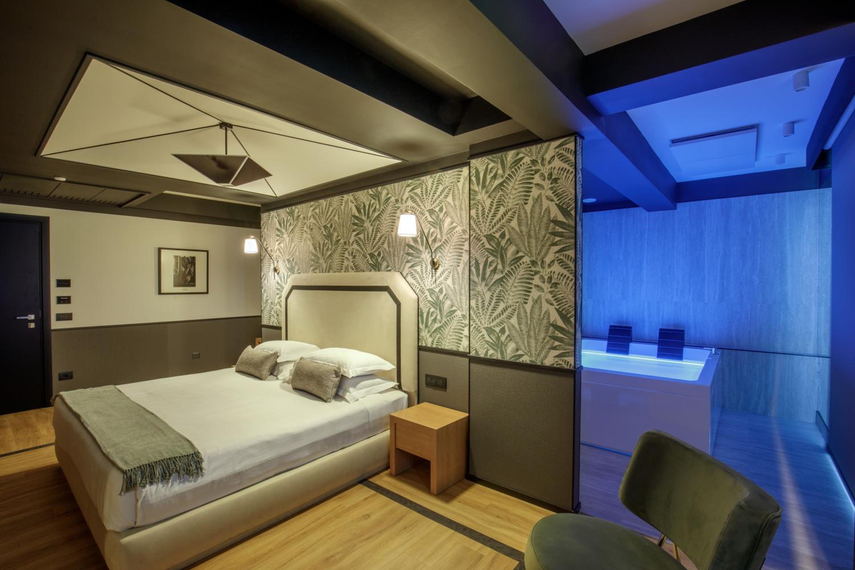 Deluxe Suite With Spa Bath