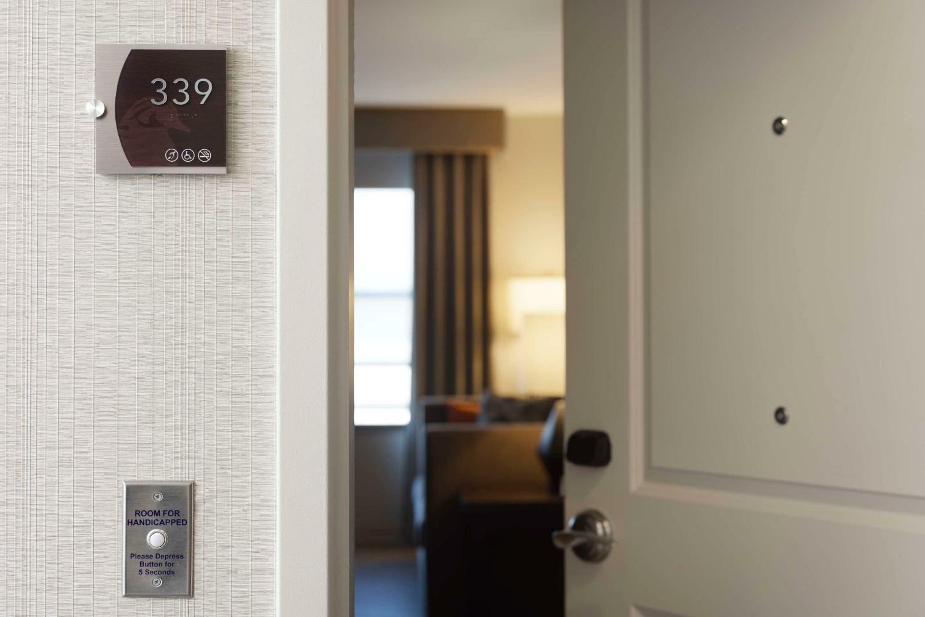 King Suite with Accessible Tub - Mobility and Hearing Access/Non-Smoking